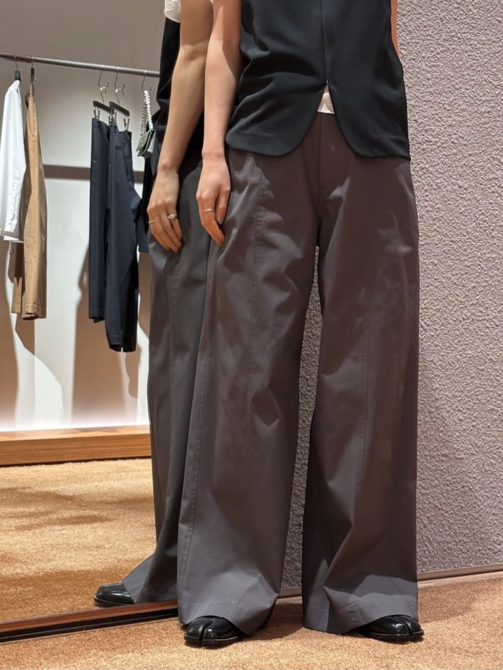 「TOMORROWLAND、トゥモローランド、Edition、Maison Margiela、キャミソール、ビスチェ、Tシャツ、ワイドパンツ、大人カジュアル、デイリーカジュアル、レイヤードスタイル」｜「EDITIONのカルゼジャージー ジップトップス（シャツ/ブラウス、ブラック系）」を使った、Yonemitsu_TOMORROWLANDさん（レディース・166cm）の春コーディネートの4枚目の写真