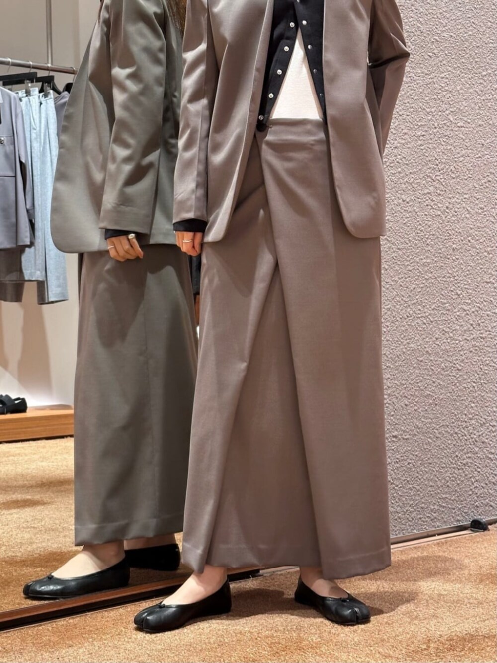 「TOMORROWLAND、トゥモローランド、Edition、Acne Studios、Maison Margiela、ノーカラージャケット、ラップスカート、セットアップ、オケージョン、セレモニー、カーディガン、ロンT」｜「EDITIONのキョウネンフライス クルーネックトップス（Tシャツ/カットソー、ホワイト系）」を使った、Yonemitsu_TOMORROWLANDさん（レディース・166cm）の冬コーディネートの5枚目の写真