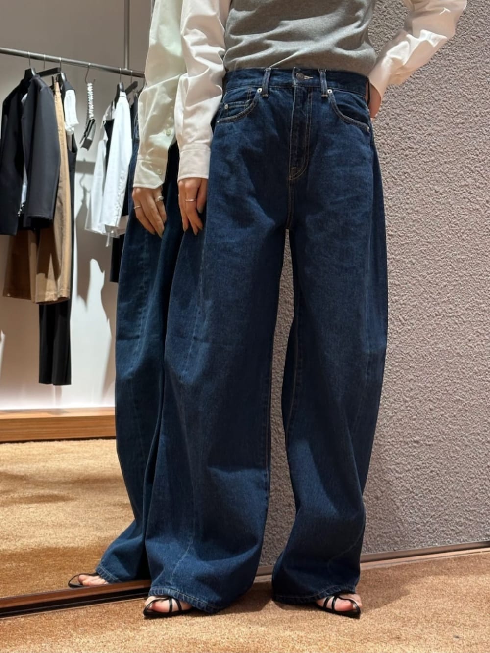 「TOMORROWLAND、トゥモローランド、Edition、Maison Margiela、タイ付きシャツ、ボウタイシャツ、デニム、バルーンデニム、バルーンパンツ、タンクトップ」｜「EDITIONのスーピマコットン スカーフタイブラウス（シャツ/ブラウス、ホワイト系）」を使った、Yonemitsu_TOMORROWLANDさん（レディース・166cm）の春コーディネートの5枚目の写真