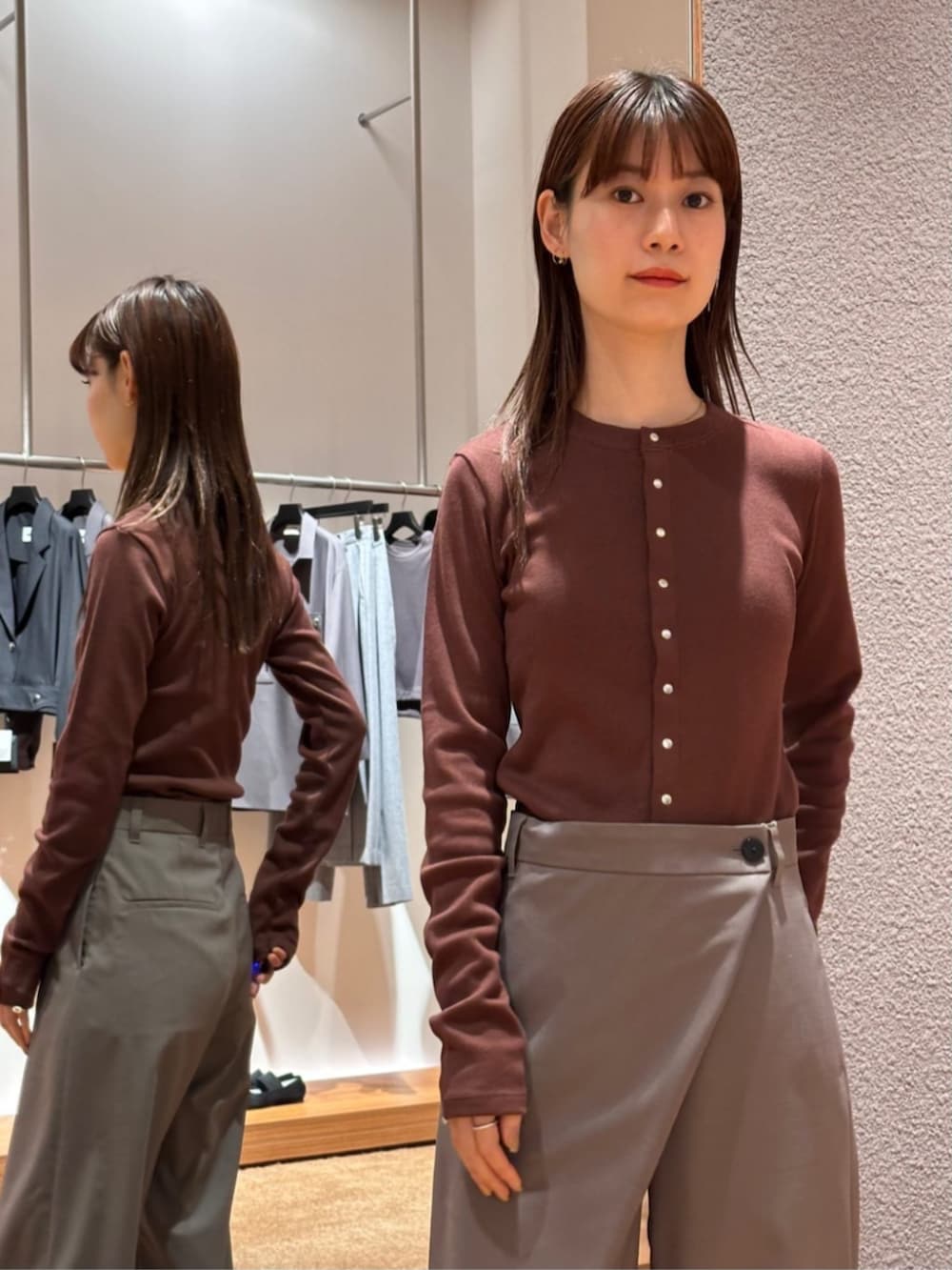 「TOMORROWLAND、トゥモローランド、Edition、Maison Margiela、カーディガン、ブラウン、ラップパンツ、大人カジュアル、デイリーカジュアル」｜「EDITIONのコットンフライス カーディガン（カーディガン/ボレロ、ブラウン系）」を使った、Yonemitsu_TOMORROWLANDさん（レディース・166cm）の冬コーディネートの2枚目の写真