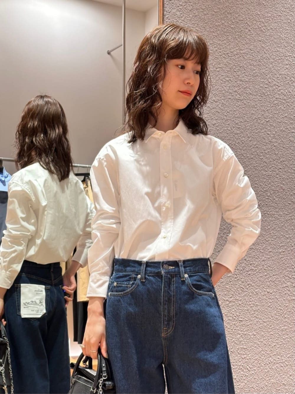 「TOMORROWLAND、トゥモローランド、Edition、タイ付きシャツ、ボウタイシャツ、デニム、バルーンパンツ、バルーンデニム、大人カジュアル」｜「EDITIONのスーピマコットン スカーフタイブラウス（シャツ/ブラウス、ホワイト系）」を使った、Yonemitsu_TOMORROWLANDさん（レディース・166cm）の春コーディネートの3枚目の写真