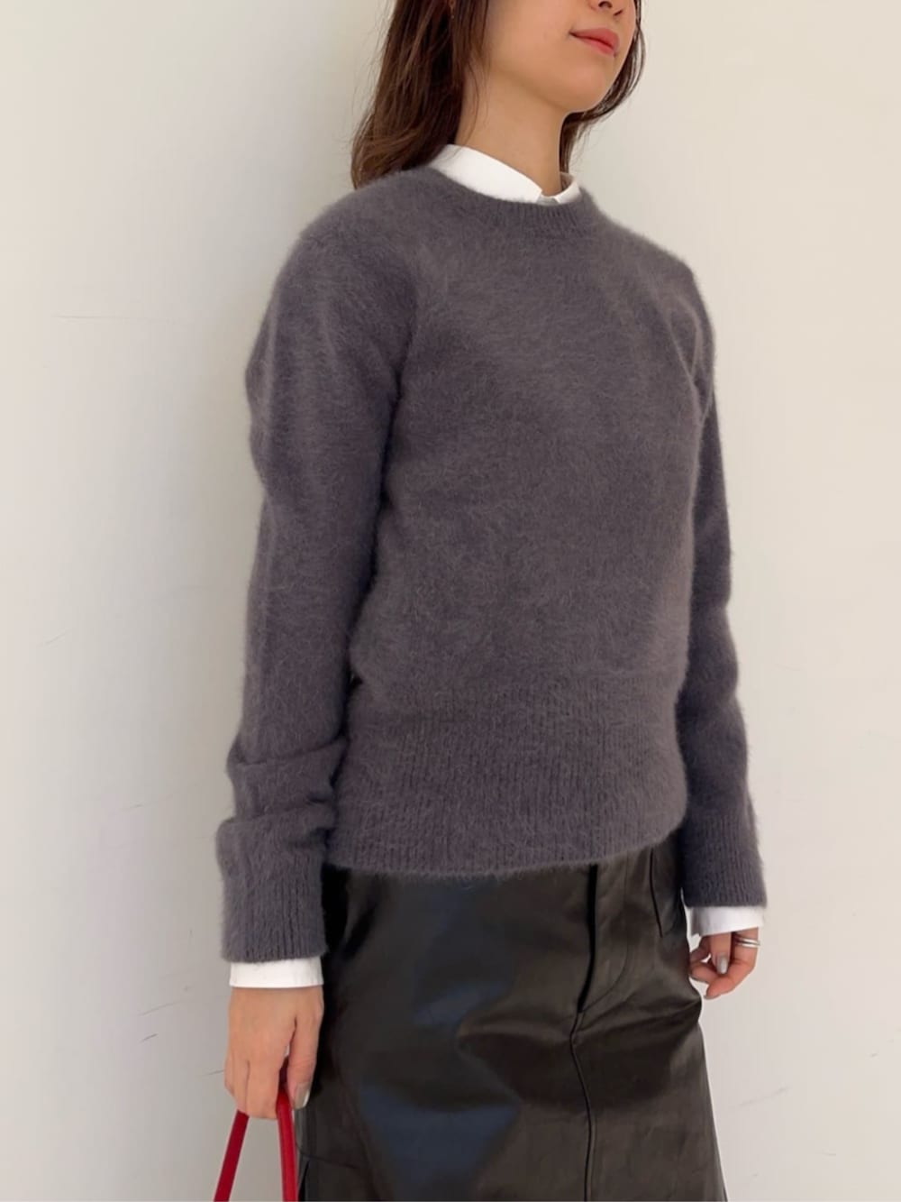 「TOMORROWLAND、トゥモローランド、Edition、sergio rossi、courrèges、クルーネックニット、エコレザー、レザースカート、モノトーン、タイ付きシャツ、大人カジュアル」｜「EDITIONのフォックスカシミヤ ニットプルオーバー（ニット/セーター、グレー系）」を使った、Yonemitsu_TOMORROWLANDさん（レディース・166cm）の秋コーディネートの2枚目の写真