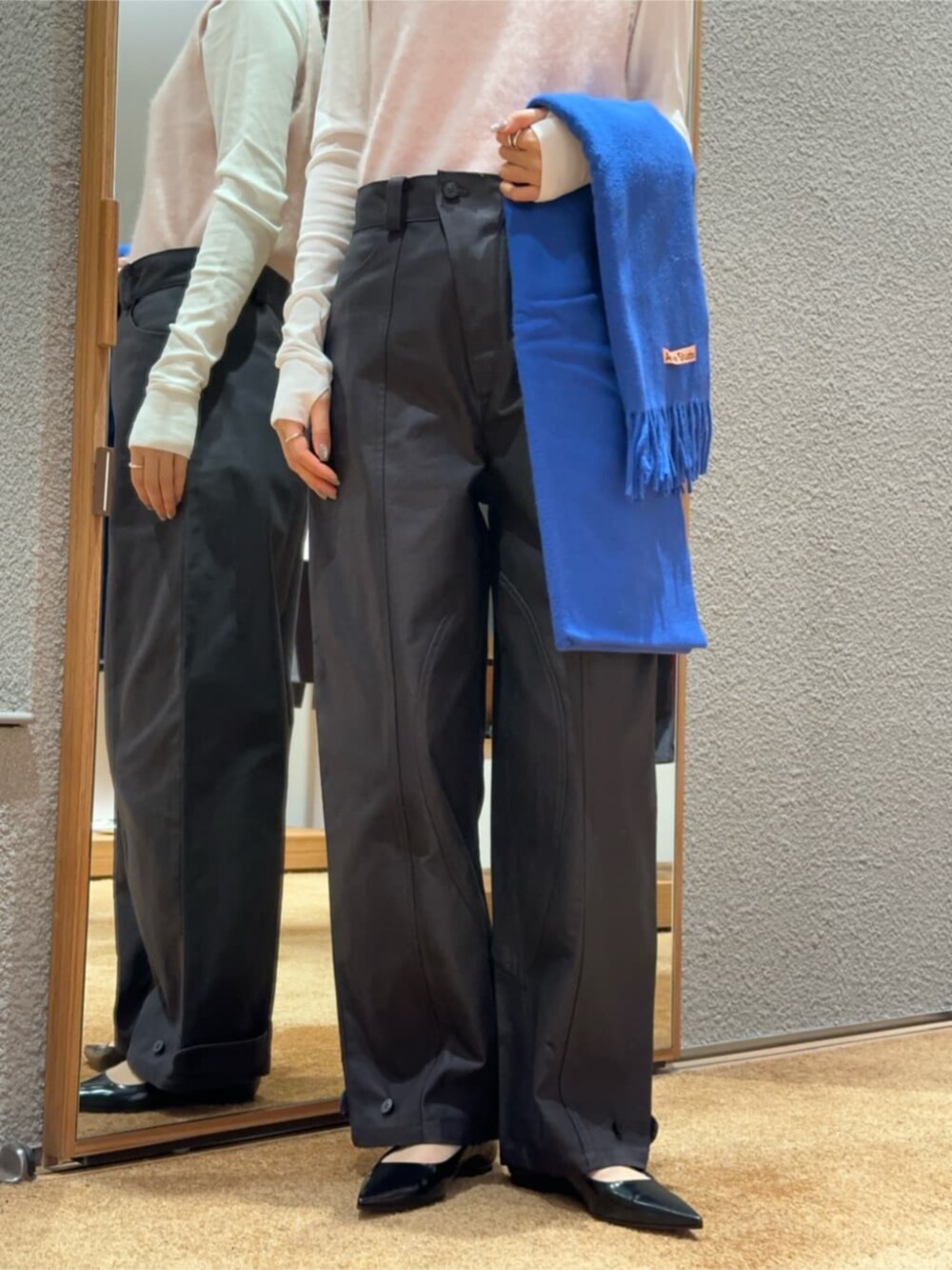 「TOMORROWLAND、トゥモローランド、Edition、Acne Studios、aeyde、ロンT、ライトピンク、ニットベスト、ニットキャミソール、パッチワークパンツ、ミリタリーパンツ、ストール、ブルー」｜「EDITIONの【WEB先行予約】フォックスカシミヤ ニットベスト（ベスト、ピンク系）」を使った、Yonemitsu_TOMORROWLANDさん（レディース・166cm）の冬コーディネートの3枚目の写真