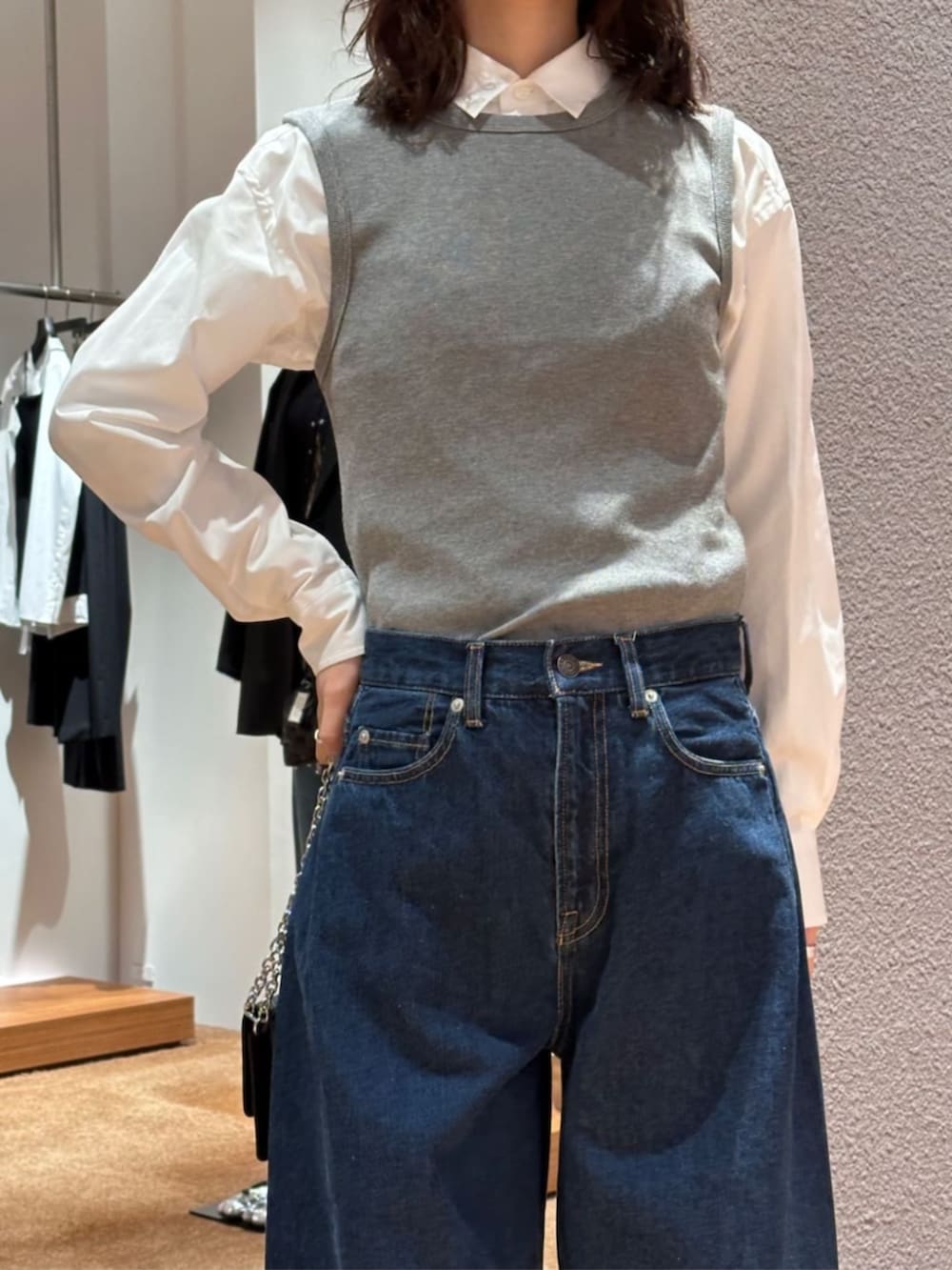 「TOMORROWLAND、トゥモローランド、Edition、Maison Margiela、タイ付きシャツ、ボウタイシャツ、デニム、バルーンデニム、バルーンパンツ、タンクトップ」｜「EDITIONのスーピマコットン スカーフタイブラウス（シャツ/ブラウス、ホワイト系）」を使った、Yonemitsu_TOMORROWLANDさん（レディース・166cm）の春コーディネートの4枚目の写真