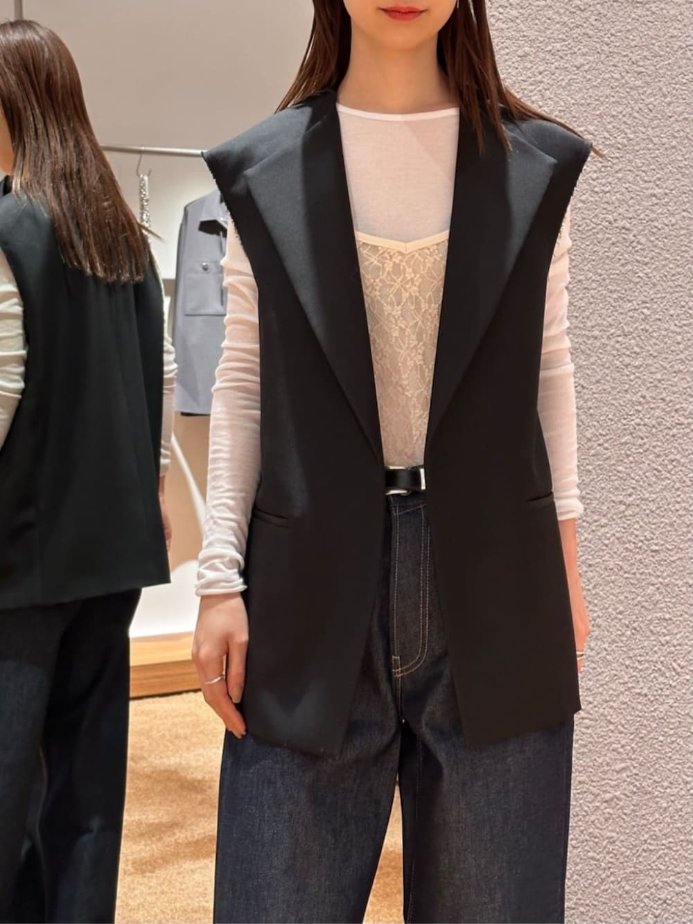 「TOMORROWLAND、トゥモローランド、Edition、AcneStudios、Maison Margiela、SIMONE WILD、ジレ、キャミソール、ビスチェ、デニム、大人カジュアル」｜「EDITIONのウールシャンブレー ワイドラペルジレ（ベスト、ブラック系）」を使った、Yonemitsu_TOMORROWLANDさん（レディース・166cm）の冬コーディネートの4枚目の写真