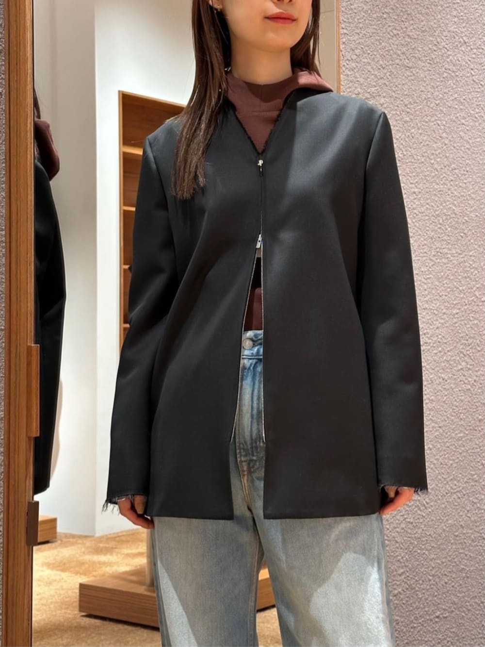 「TOMORROWLAND、トゥモローランド、Edition、AcneStudios、Maison Margiela、デニム、フーディー、ジャケットスタイル、ジャケット、ジップジャケット、大人カジュアル、ブラウン」｜「EDITIONのウールシャンブレー ジップジャケット（ノーカラージャケット、ブラック系）」を使った、Yonemitsu_TOMORROWLANDさん（レディース・166cm）の冬コーディネートの5枚目の写真