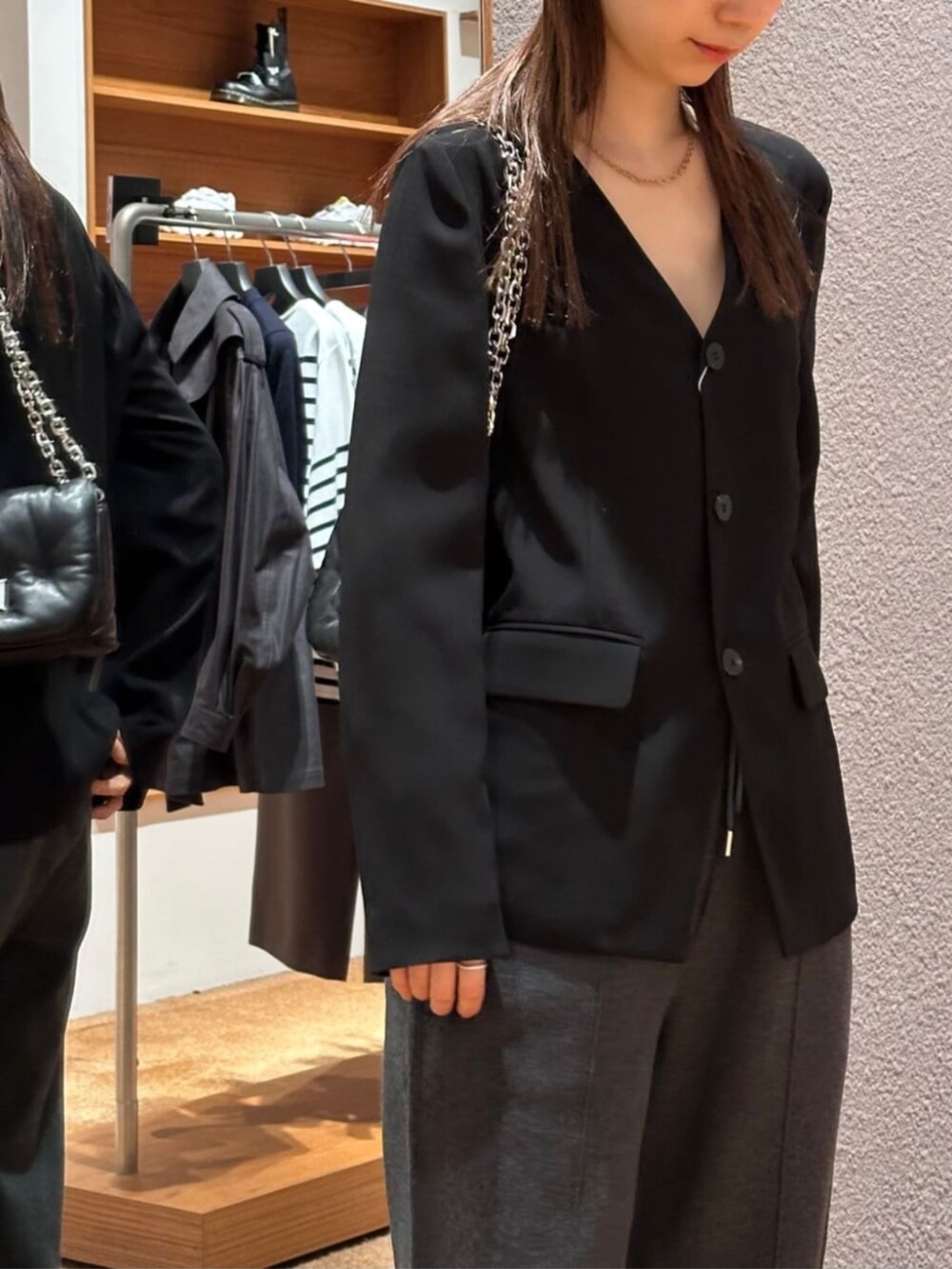 「TOMORROWLAND、トゥモローランド、Edition、Maison Margiela、caban、ユニセックス、スウェットパンツ、ノーカラージャケット、リラックススタイル、デイリーカジュアル、モノトーン、大人カジュアル」｜「EDITIONのバックサテンジョーゼット ノーカラージャケット（ノーカラージャケット、ブラック系）」を使った、Yonemitsu_TOMORROWLANDさん（レディース・166cm）の冬コーディネートの3枚目の写真