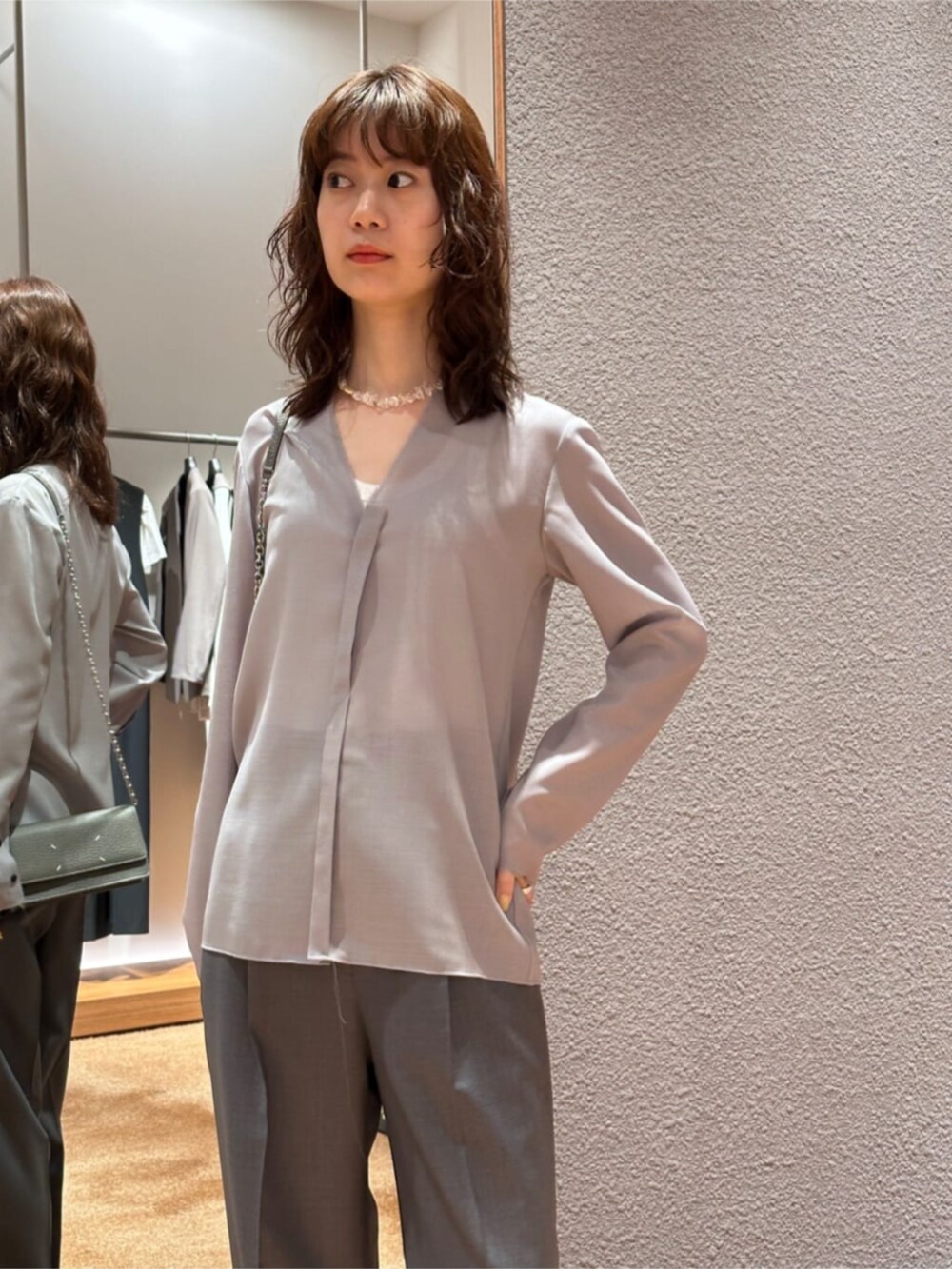 「TOMORROWLAND、トゥモローランド、Edition、Maison Margiela、HYKE、Vネックシャツ、スラックス、グレー、ワントーンコーデ、大人カジュアル」｜「EDITIONのウールビエラ Vネックシャツ（シャツ/ブラウス、グレー系）」を使った、Yonemitsu_TOMORROWLANDさん（レディース・166cm）の春コーディネートの3枚目の写真