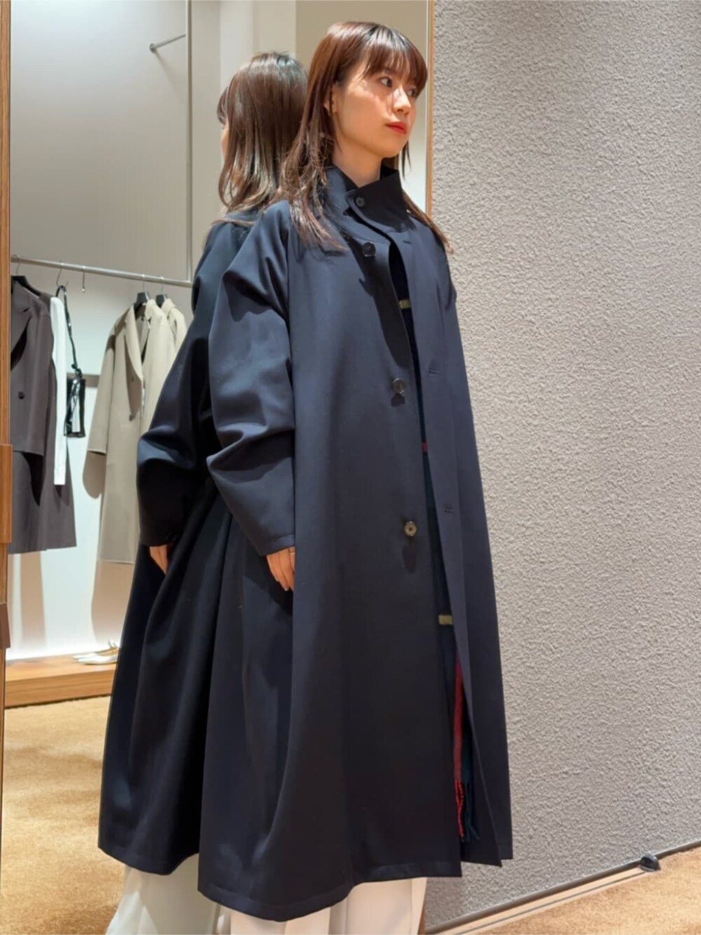 「TOMORROWLAND、トゥモローランド、caban、Edition、MAGNIBERG、Maison Margiela、スタンドカラーコート、オーバーサイズコート、ユニセックス、チェックストール、クルーネックニット、大人カジュアル」｜「EDITIONのピンタック セミワイドスラックス（スラックス、ホワイト系）」を使った、Yonemitsu_TOMORROWLANDさん（レディース・166cm）の冬コーディネートの3枚目の写真