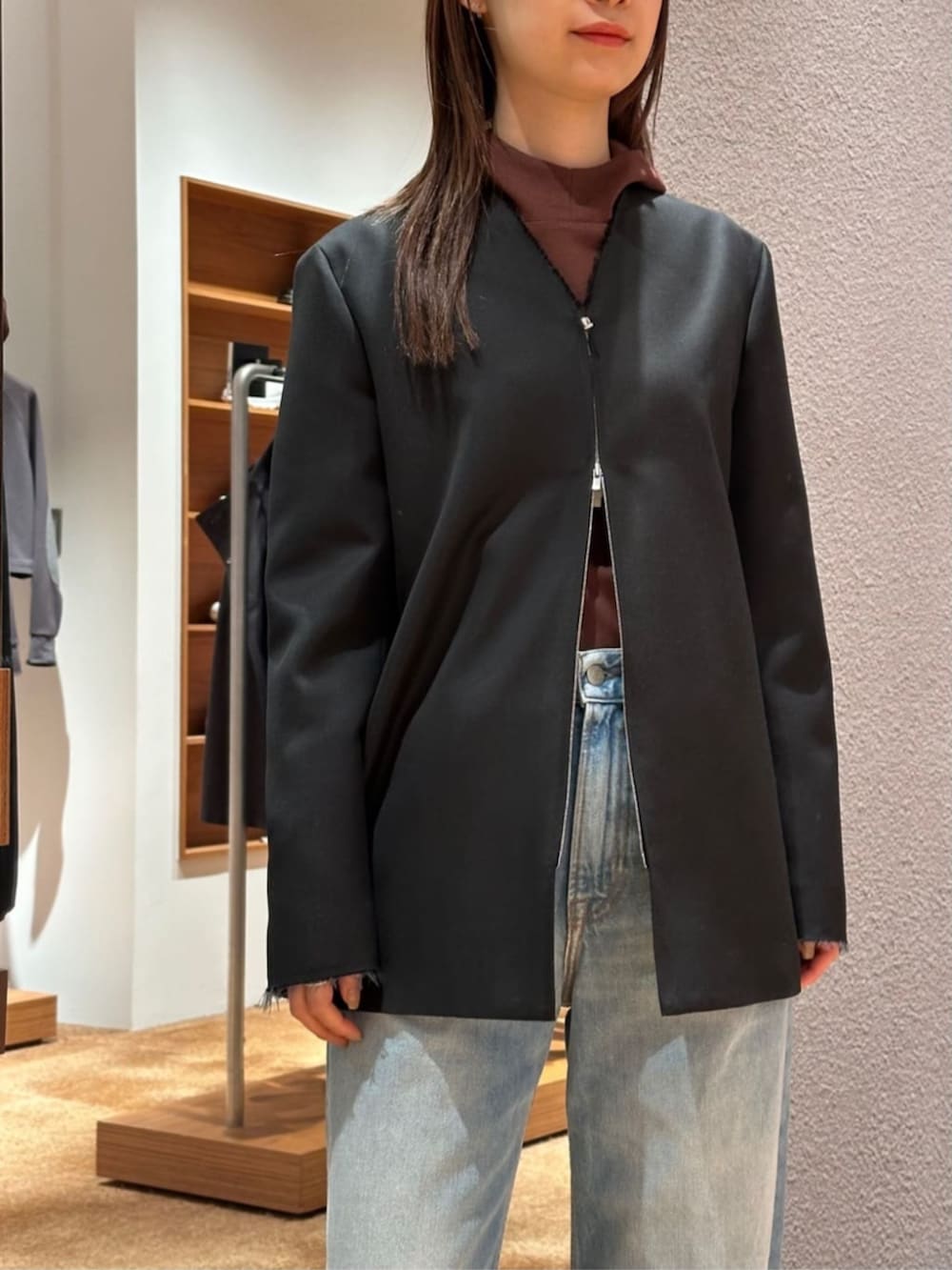 「TOMORROWLAND、トゥモローランド、Edition、AcneStudios、Maison Margiela、デニム、フーディー、ジャケットスタイル、ジャケット、ジップジャケット、大人カジュアル、ブラウン」｜「EDITIONのウールシャンブレー ジップジャケット（ノーカラージャケット、ブラック系）」を使った、Yonemitsu_TOMORROWLANDさん（レディース・166cm）の冬コーディネートの4枚目の写真
