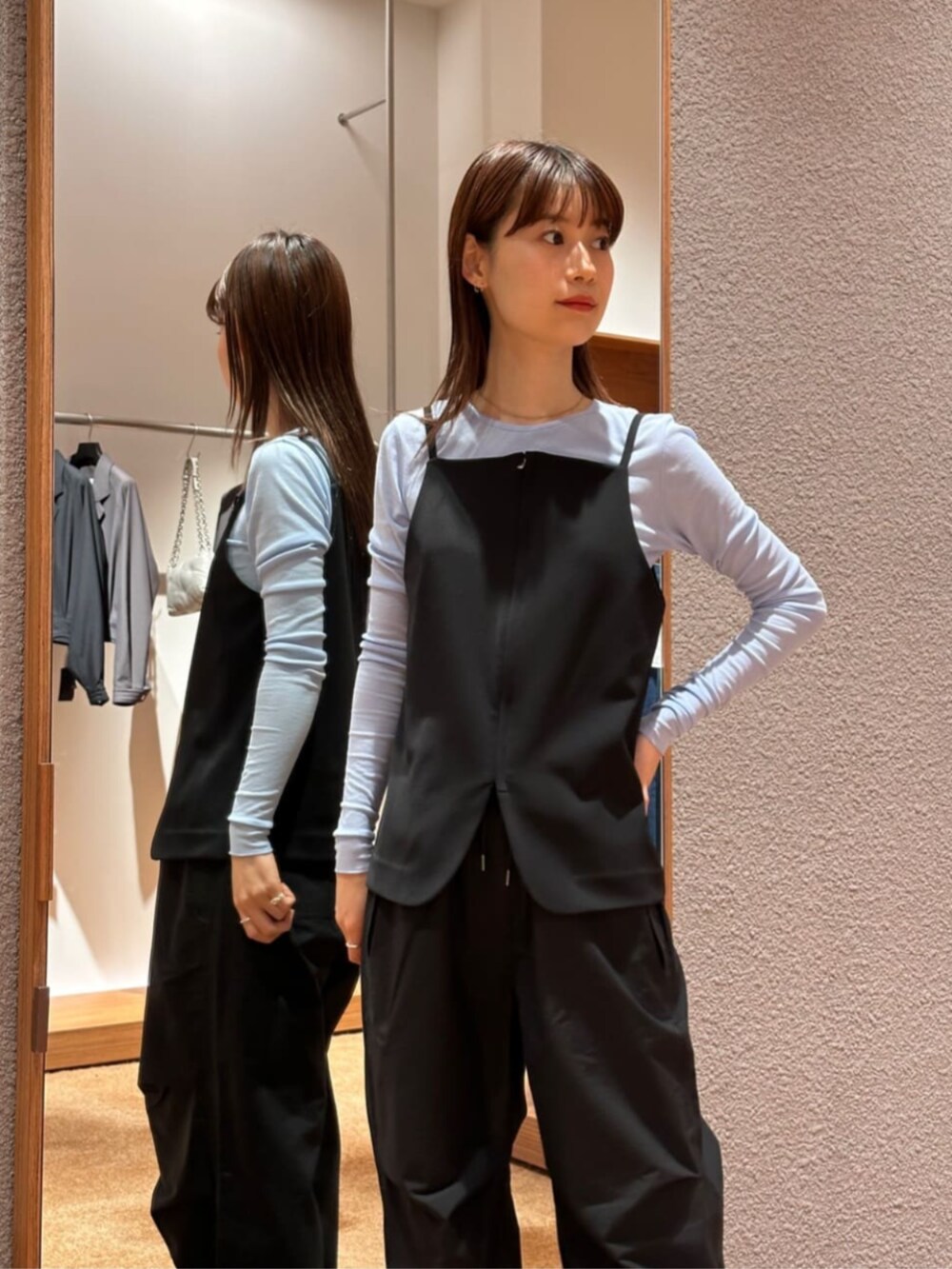 「TOMORROWLAND、トゥモローランド、Edition、AcneStudios、Maison Margiela、キャミソール、ジップアップ、ビスチェ、ライトブルー、カーゴパンツ、レイヤードスタイル、大人カジュアル」｜「EDITIONのキョウネンフライス クルーネックトップス（Tシャツ/カットソー、ブルー系）」を使った、Yonemitsu_TOMORROWLANDさん（レディース・166cm）の冬コーディネートの3枚目の写真