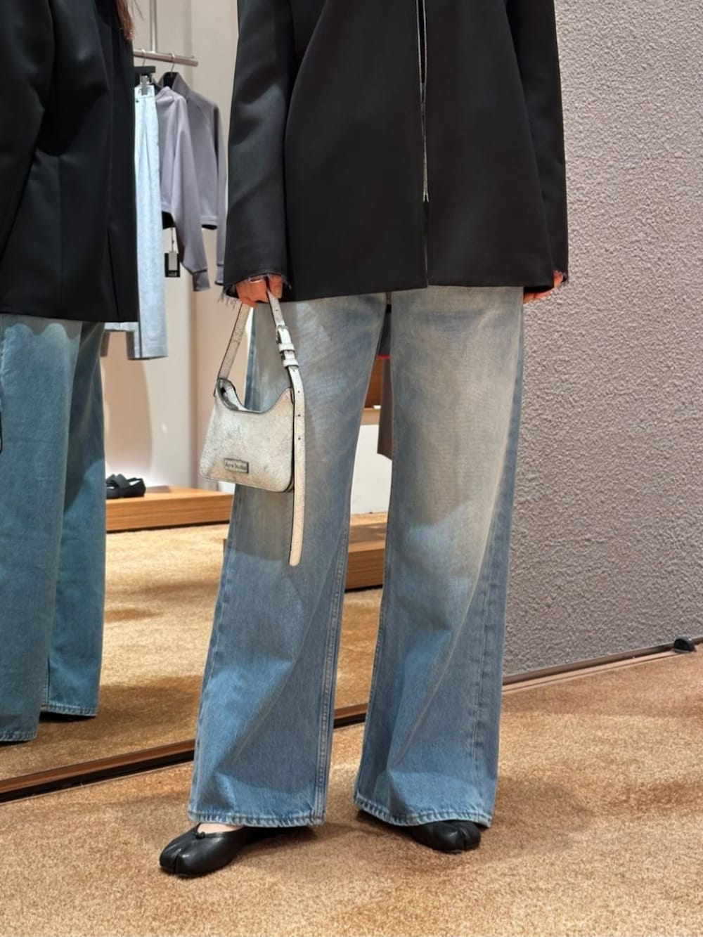 「TOMORROWLAND、トゥモローランド、Edition、AcneStudios、Maison Margiela、デニム、フーディー、ジャケットスタイル、ジャケット、ジップジャケット、大人カジュアル、ブラウン」｜「EDITIONのウールシャンブレー ジップジャケット（ノーカラージャケット、ブラック系）」を使った、Yonemitsu_TOMORROWLANDさん（レディース・166cm）の冬コーディネートの6枚目の写真