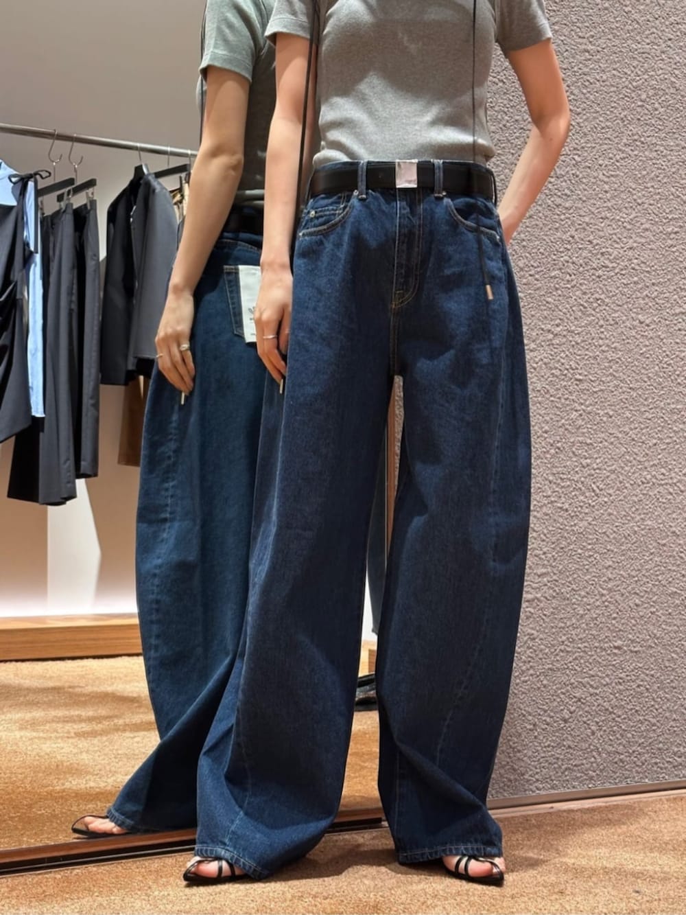 「TOMORROWLAND、トゥモローランド、editoin、Déhanche、jil sander、ENTWURFEIN、Tシャツ、デニム、バルーンパンツ、バルーンデニム、大人カジュアル、デイリーカジュアル」｜「EDITIONのエッセンシャルデニム バルーンパンツ（デニムパンツ、ブルー系）」を使った、Yonemitsu_TOMORROWLANDさん（レディース・166cm）の春コーディネートの3枚目の写真