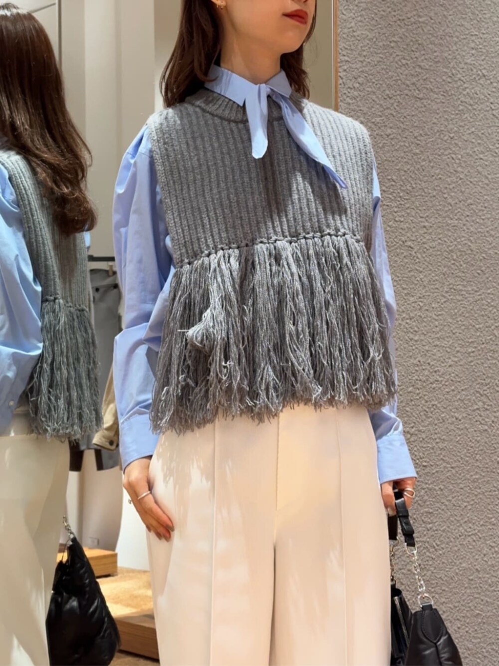 「TOMORROWLAND、トゥモローランド、Edition、HYKE、Maison Margiela、aeyde、タイ付きシャツ、ボウタイシャツ、ニットベスト」｜「EDITIONのスーピマコットン スカーフタイブラウス（シャツ/ブラウス、ブルー系）」を使った、Yonemitsu_TOMORROWLANDさん（レディース・166cm）の冬コーディネートの2枚目の写真