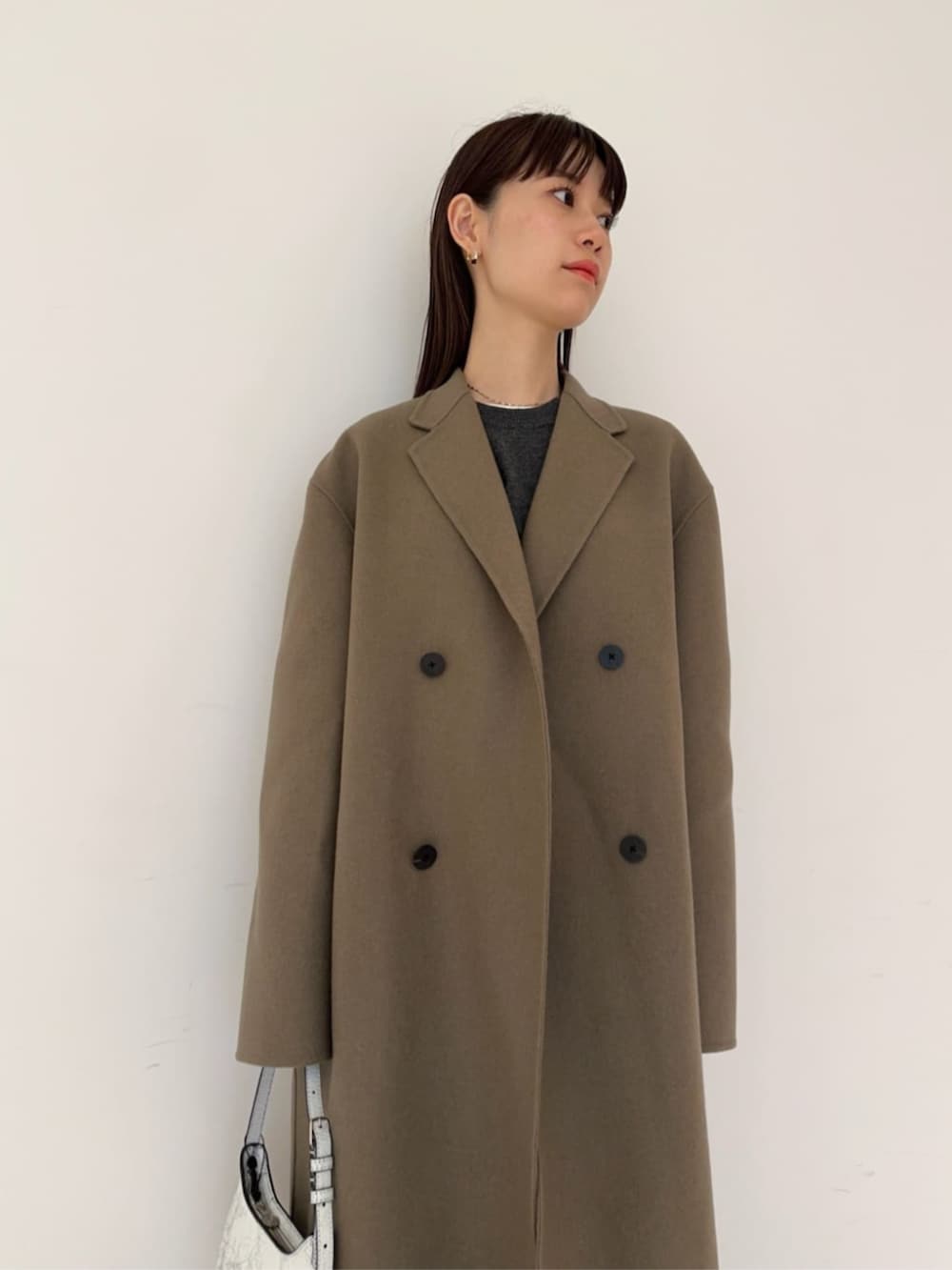「TOMORROWLAND、トゥモローランド、Edition、Maison Margiela、定番、チェスターコート、クルーネックニット、サテンスカート、タイトスカート、大人カジュアル、ダブルフェイスコート」｜「EDITIONのキョウネンフライス クルーネックプルオーバー（Tシャツ/カットソー、ホワイト系）」を使った、Yonemitsu_TOMORROWLANDさん（レディース・166cm）の秋コーディネートの3枚目の写真