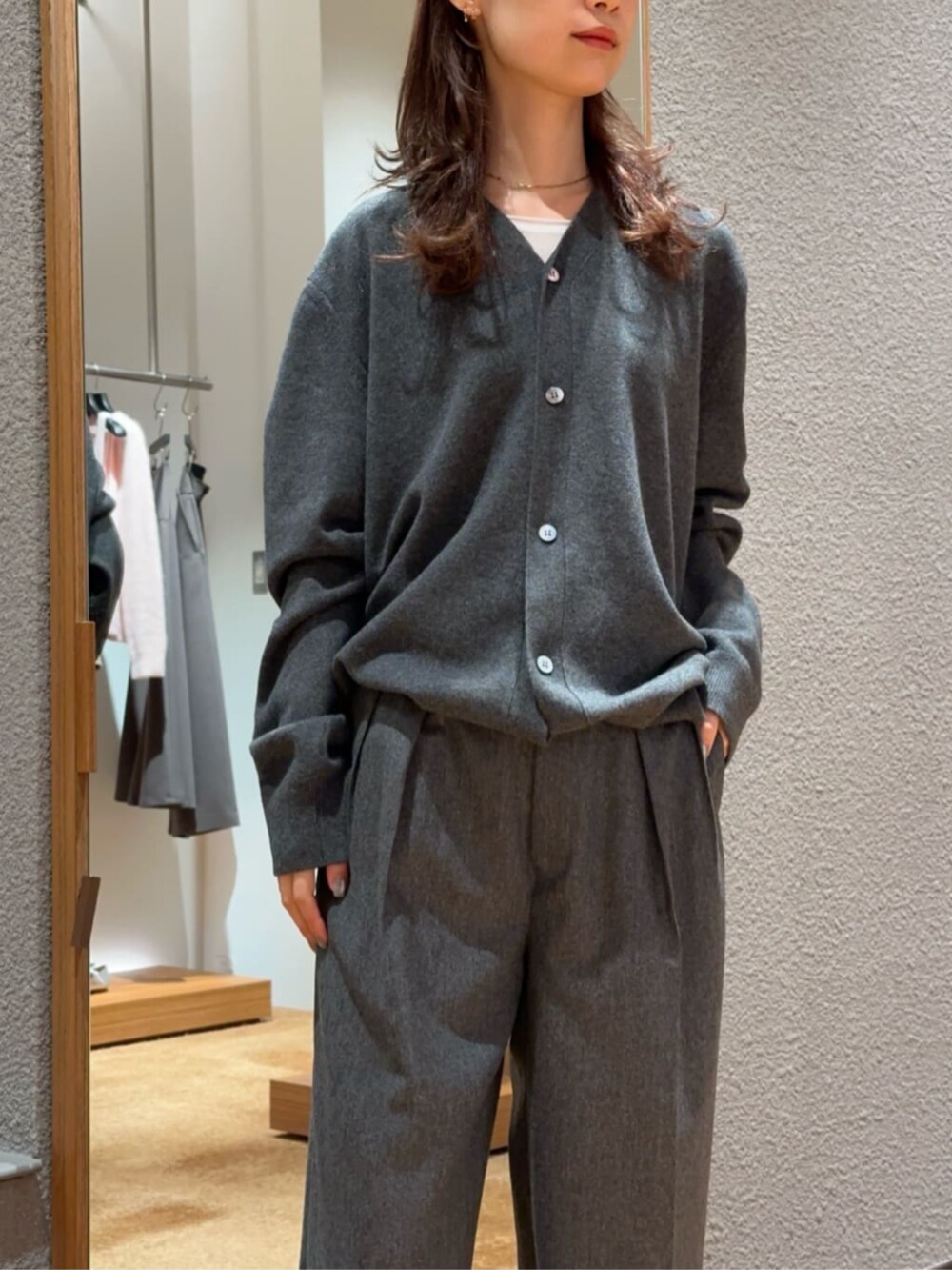 「TOMORROWLAND、トゥモローランド、Edition、Maison Margiela、カーディガン、定番、タックパンツ、グレー、ワントーンコーデ、ユニセックス、大人カジュアル」｜「EDITIONの【WEB先行予約】ポプリンメルトン 2タックワイドスラックス（スラックス、グレー系）」を使った、Yonemitsu_TOMORROWLANDさん（レディース・166cm）の秋コーディネートの2枚目の写真