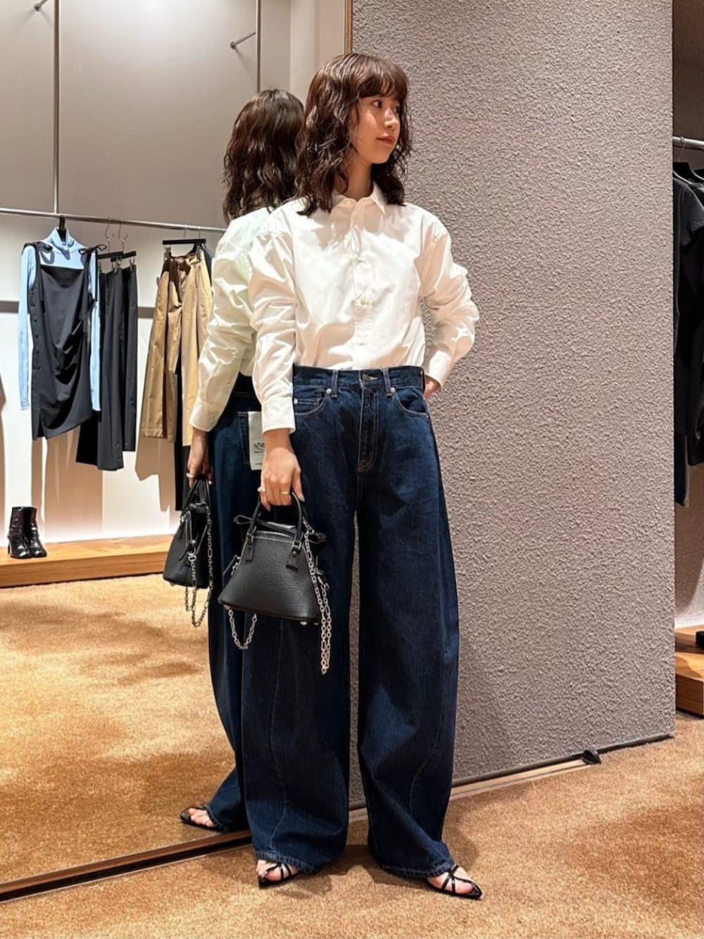 「TOMORROWLAND、トゥモローランド、Edition、タイ付きシャツ、ボウタイシャツ、デニム、バルーンパンツ、バルーンデニム、大人カジュアル」｜「EDITIONのスーピマコットン スカーフタイブラウス（シャツ/ブラウス、ホワイト系）」を使った、Yonemitsu_TOMORROWLANDさん（レディース・166cm）の春コーディネートの2枚目の写真