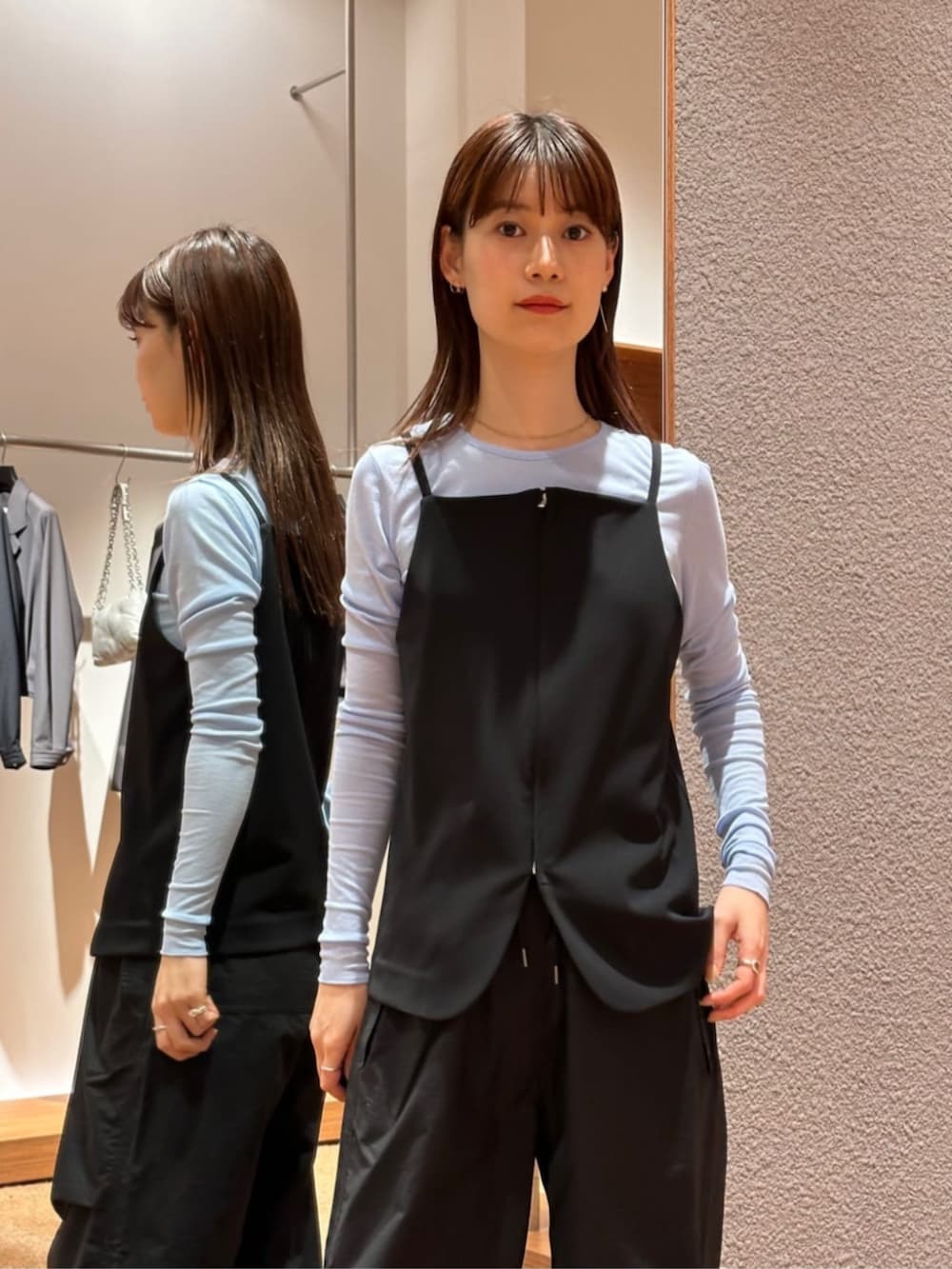 「TOMORROWLAND、トゥモローランド、Edition、AcneStudios、Maison Margiela、キャミソール、ジップアップ、ビスチェ、ライトブルー、カーゴパンツ、レイヤードスタイル、大人カジュアル」｜「EDITIONのキョウネンフライス クルーネックトップス（Tシャツ/カットソー、ブルー系）」を使った、Yonemitsu_TOMORROWLANDさん（レディース・166cm）の冬コーディネートの2枚目の写真