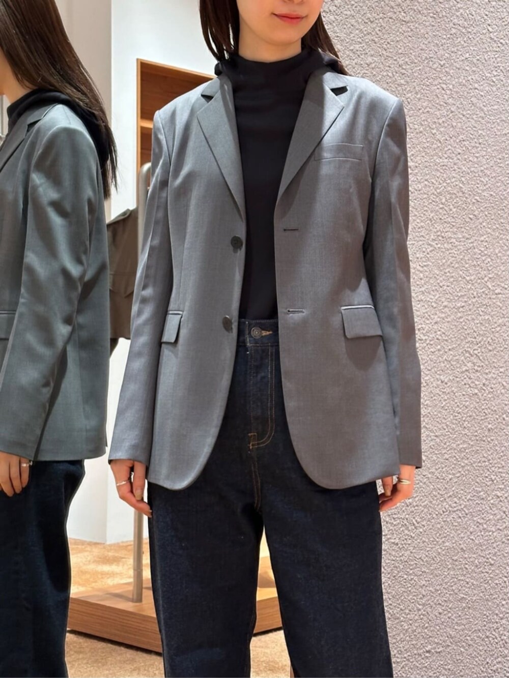 「TOMORROWLAND、トゥモローランド、Edition、Maison Margiela、テーラードジャケット、デニム、大人カジュアル、定番」｜「EDITIONのコットンフライス フードトップス（Tシャツ/カットソー、ブラック系）」を使った、Yonemitsu_TOMORROWLANDさん（レディース・166cm）の冬コーディネートの2枚目の写真