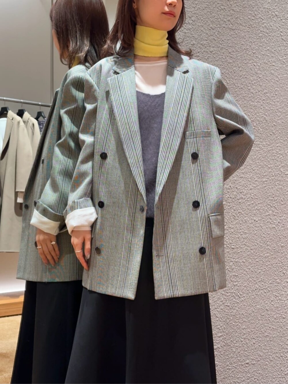 「TOMORROWLAND、トゥモローランド、Overcoat、Edition、sergio rossi、ニットタンク、ニットベスト、シアートップス、フレアスカート、ハイウエストスカート、アームウォーマー、ネックウォーマー、イエロー、大人カジュアル」｜「EDITIONのテンセルシルク ボートネックトップス（Tシャツ/カットソー、ホワイト系）」を使った、Yonemitsu_TOMORROWLANDさん（レディース・166cm）の冬コーディネートの3枚目の写真