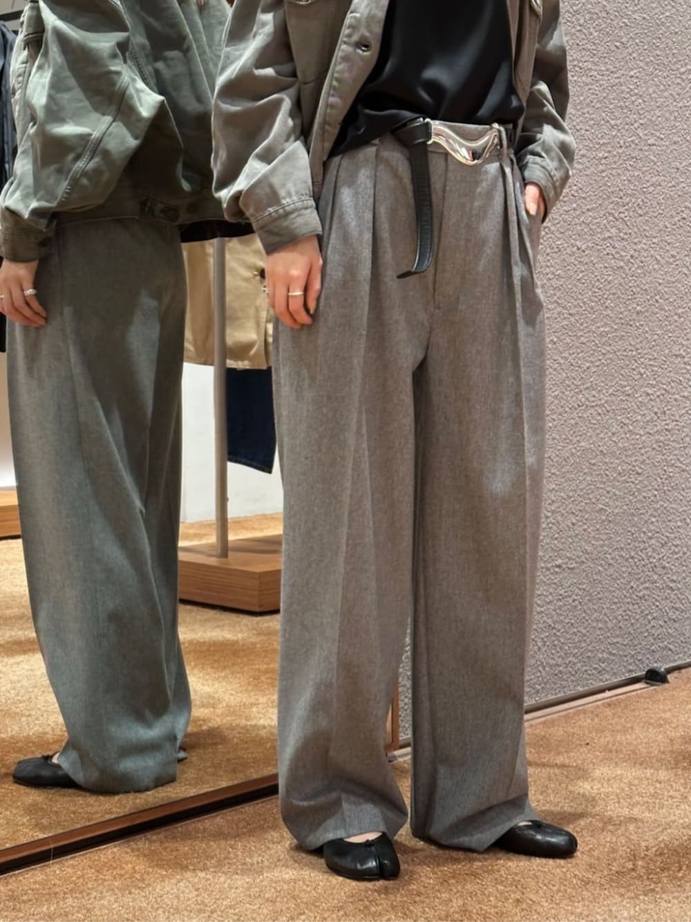 「TOMORROWLAND、トゥモローランド、Edition、Acne Studios、Déhanche、サテンキャミ、キャミソール、スラックス、タックパンツ、レイヤードスタイル、大人カジュアル」｜「EDITIONのポプリンメルトン 2タックワイドスラックス（スラックス、グレー系）」を使った、Yonemitsu_TOMORROWLANDさん（レディース・166cm）の冬コーディネートの6枚目の写真