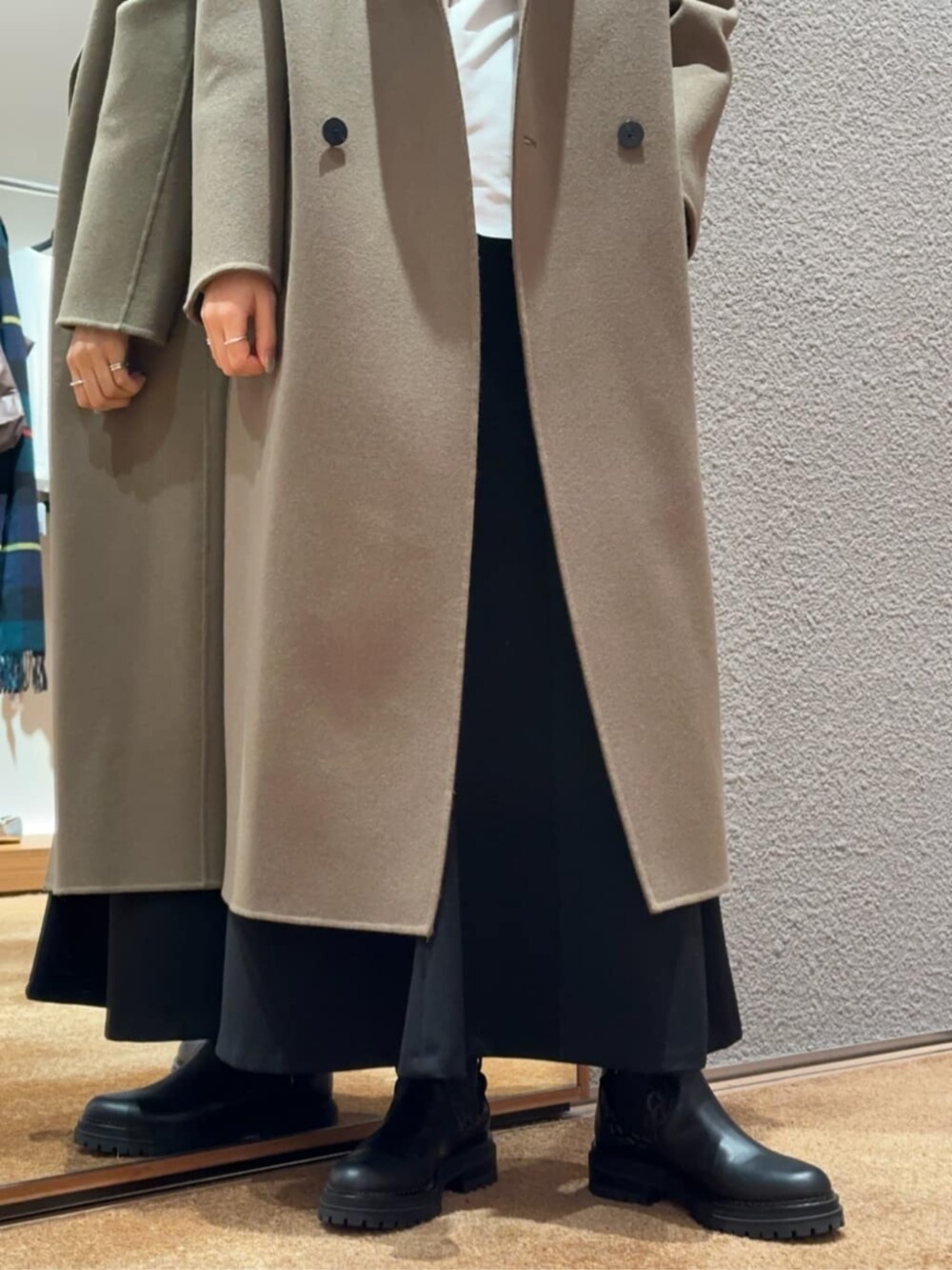 「TOMORROWLAND、トゥモローランド、Edition、sergio rossi、ロングコート、チェスターコート、ジップシャツ、シアートップス、フレアスカート、ハイウエストスカート、大人カジュアル、レイヤードスタイル」｜「EDITIONの【WEB先行予約】ダブルフェイス コクーンロングコート（チェスターコート、イエロー系）」を使った、Yonemitsu_TOMORROWLANDさん（レディース・166cm）の冬コーディネートの3枚目の写真