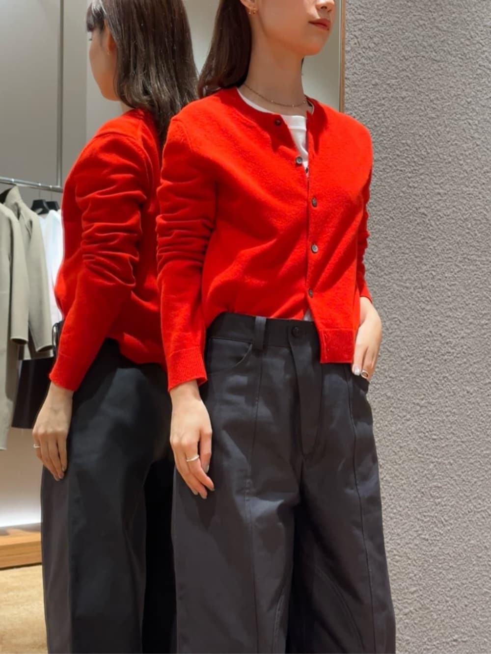 「TOMORROWLAND、トゥモローランド、Edition、TANGTANG、カーディガン、ミリタリーパンツ、パッチワークパンツ、レッド、Tシャツ、大人カジュアル」｜「TANGTANGのTANG TANG FIN プリントTシャツ（Tシャツ/カットソー、その他）」を使った、Yonemitsu_TOMORROWLANDさん（レディース・166cm）の秋コーディネートの2枚目の写真