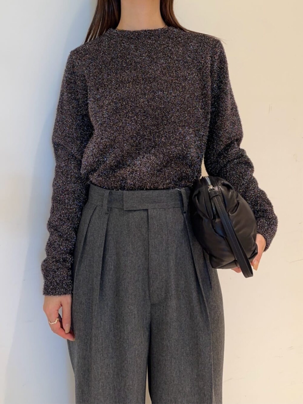 「TOMORROWLAND、トゥモローランド、Edition、Maison Margiela、ラメニット、スラックス、ワイドパンツ、ワントーンコーデ、大人カジュアル」｜「EDITIONの【WEB先行予約】グリッターニット クルーネックプルオーバー（ニット/セーター、シルバー系）」を使った、Yonemitsu_TOMORROWLANDさん（レディース・166cm）の秋コーディネートの2枚目の写真