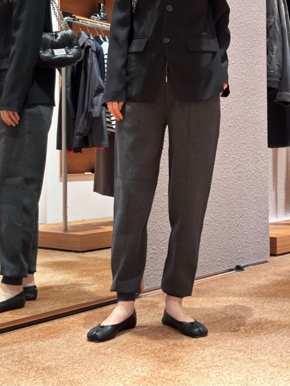 「TOMORROWLAND、トゥモローランド、Edition、Maison Margiela、caban、ユニセックス、スウェットパンツ、ノーカラージャケット、リラックススタイル、デイリーカジュアル、モノトーン、大人カジュアル」｜「EDITIONのバックサテンジョーゼット ノーカラージャケット（ノーカラージャケット、ブラック系）」を使った、Yonemitsu_TOMORROWLANDさん（レディース・166cm）の冬コーディネートの5枚目の写真