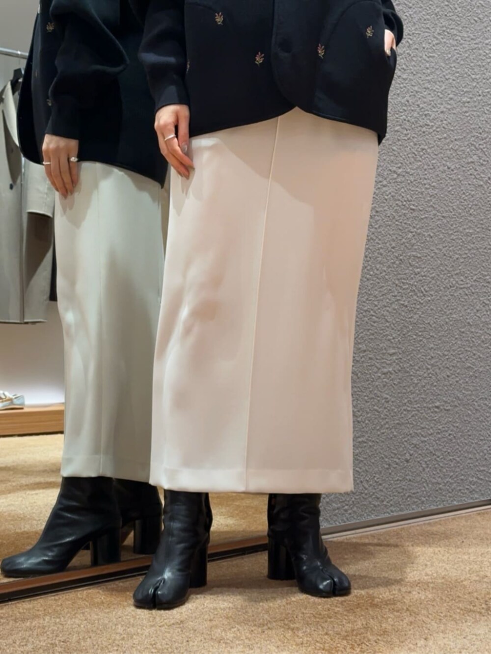「TOMORROWLAND、トゥモローランド、caban、Edition、Maison Margiela、フーディー、パーカー、ユニセックス、エンブロイダリー、ベスト、ロングスカート、モノトーン、大人カジュアル」｜「cabanのCABaN コットンカシミヤ パーカ（ニット/セーター、ブラック系）」を使った、Yonemitsu_TOMORROWLANDさん（レディース・166cm）の冬コーディネートの4枚目の写真