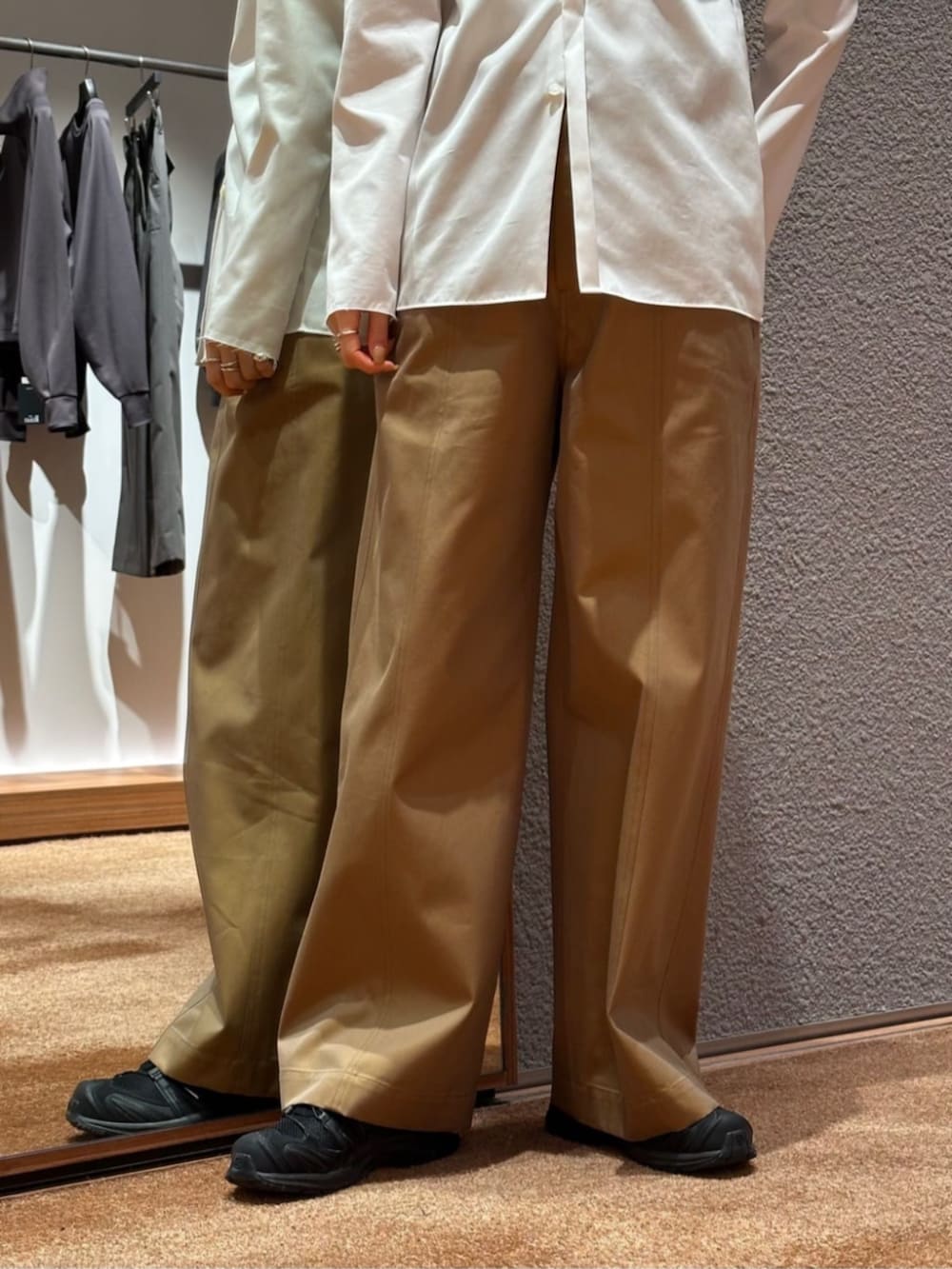 「TOMORROWLAND、トゥモローランド、Edition、SALOMON、salomonadvanced、シャツスタイル、ノーカラーシャツ、ワイドパンツ、大人カジュアル、デイリーカジュアル」｜「EDITIONの100/2コットン ノーカラーシャツ（シャツ/ブラウス、ホワイト系）」を使った、Yonemitsu_TOMORROWLANDさん（レディース・166cm）の冬コーディネートの3枚目の写真