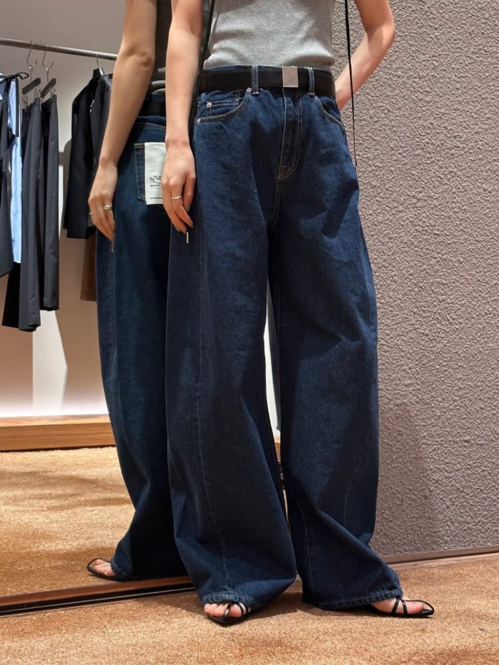 「TOMORROWLAND、トゥモローランド、editoin、Déhanche、jil sander、ENTWURFEIN、Tシャツ、デニム、バルーンパンツ、バルーンデニム、大人カジュアル、デイリーカジュアル」｜「EDITIONのエッセンシャルデニム バルーンパンツ（デニムパンツ、ブルー系）」を使った、Yonemitsu_TOMORROWLANDさん（レディース・166cm）の春コーディネートの4枚目の写真