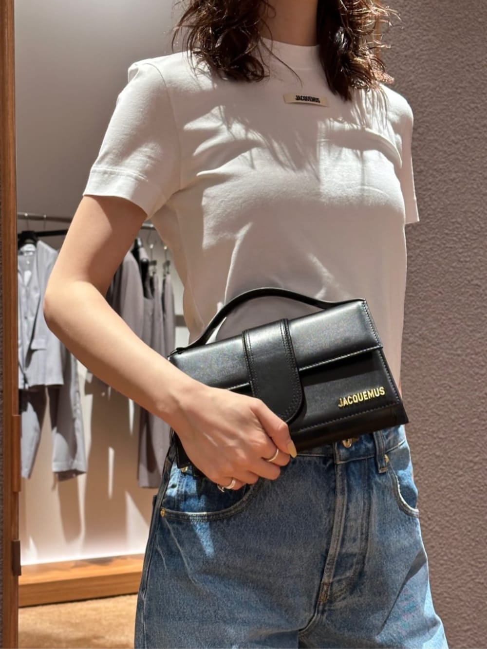 「TOMORROWLAND、トゥモローランド、Edition、JACQUEMUS、Maison Margiela、ノーカラージャケット、デニム、大人カジュアル、デイリーカジュアル」｜「EDITIONのウールトロピカル ノーカラージャケット（ノーカラージャケット、ブラック系）」を使った、Yonemitsu_TOMORROWLANDさん（レディース・166cm）の春コーディネートの3枚目の写真