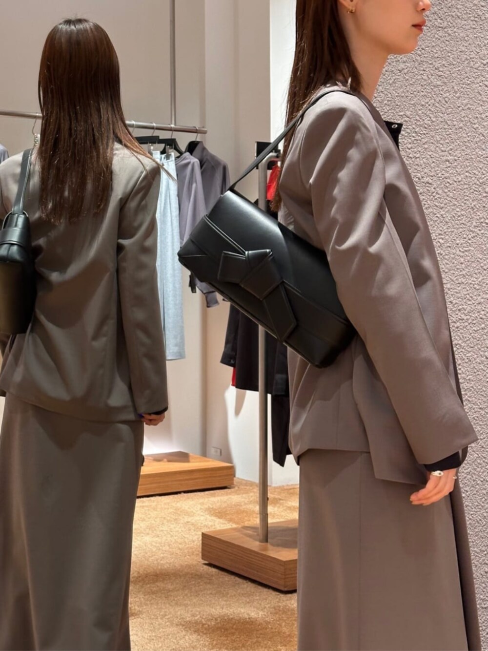 「TOMORROWLAND、トゥモローランド、Edition、Acne Studios、Maison Margiela、ノーカラージャケット、ラップスカート、セットアップ、オケージョン、セレモニー、カーディガン、ロンT」｜「EDITIONのキョウネンフライス クルーネックトップス（Tシャツ/カットソー、ホワイト系）」を使った、Yonemitsu_TOMORROWLANDさん（レディース・166cm）の冬コーディネートの3枚目の写真