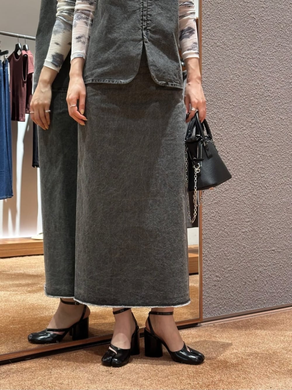 「TOMORROWLAND、トゥモローランド、Edition、Maison Margiela、セットアップ、キャミソール、ビスチェ、ロングスカート、大人カジュアル」｜「EDITIONのガーメントウォッシュ ジップトップス（シャツ/ブラウス、ブラック系）」を使った、Yonemitsu_TOMORROWLANDさん（レディース・166cm）の春コーディネートの5枚目の写真