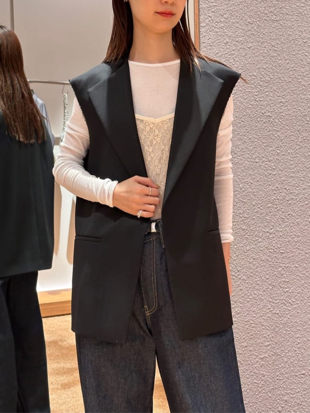 「TOMORROWLAND、トゥモローランド、Edition、AcneStudios、Maison Margiela、SIMONE WILD、ジレ、キャミソール、ビスチェ、デニム、大人カジュアル」｜「EDITIONのウールシャンブレー ワイドラペルジレ（ベスト、ブラック系）」を使った、Yonemitsu_TOMORROWLANDさん（レディース・166cm）の冬コーディネートの3枚目の写真