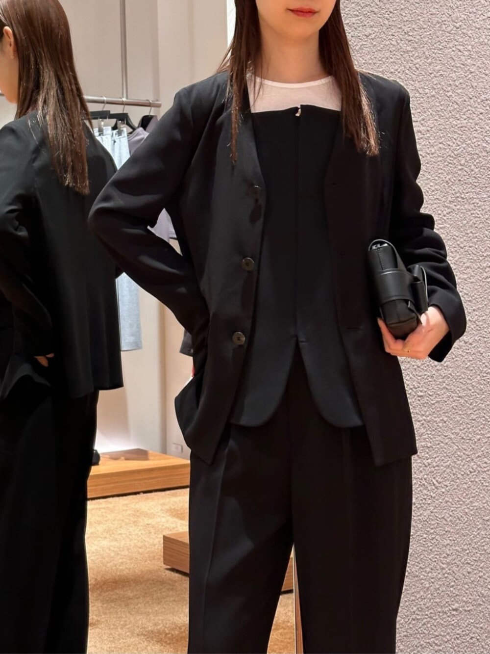 「TOMORROWLAND、トゥモローランド、Edition、Acne Studios、Maison Margiela、ノーカラージャケット、セットアップ、ビスチェ、キャミソール、ジップアップ、レイヤードスタイル、オケージョン、セレモニー、モノトーン」｜「EDITIONのキョウネンフライス クルーネックトップス（Tシャツ/カットソー、ホワイト系）」を使った、Yonemitsu_TOMORROWLANDさん（レディース・166cm）の冬コーディネートの2枚目の写真