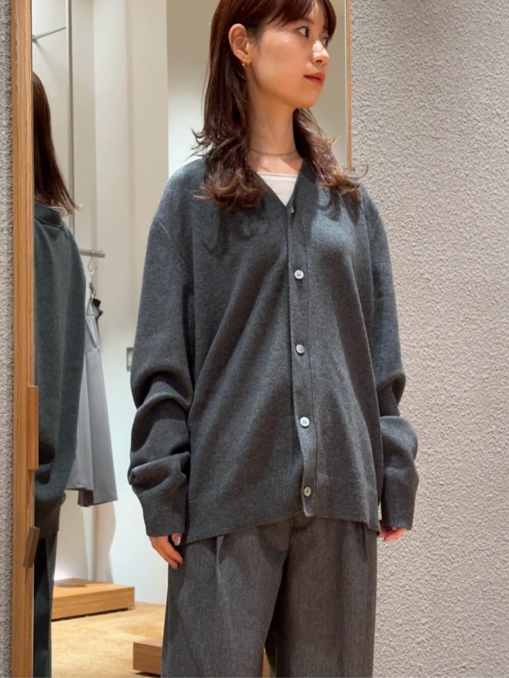 「TOMORROWLAND、トゥモローランド、Edition、Maison Margiela、カーディガン、定番、タックパンツ、グレー、ワントーンコーデ、ユニセックス、大人カジュアル」｜「EDITIONの【WEB先行予約】ポプリンメルトン 2タックワイドスラックス（スラックス、グレー系）」を使った、Yonemitsu_TOMORROWLANDさん（レディース・166cm）の秋コーディネートの3枚目の写真