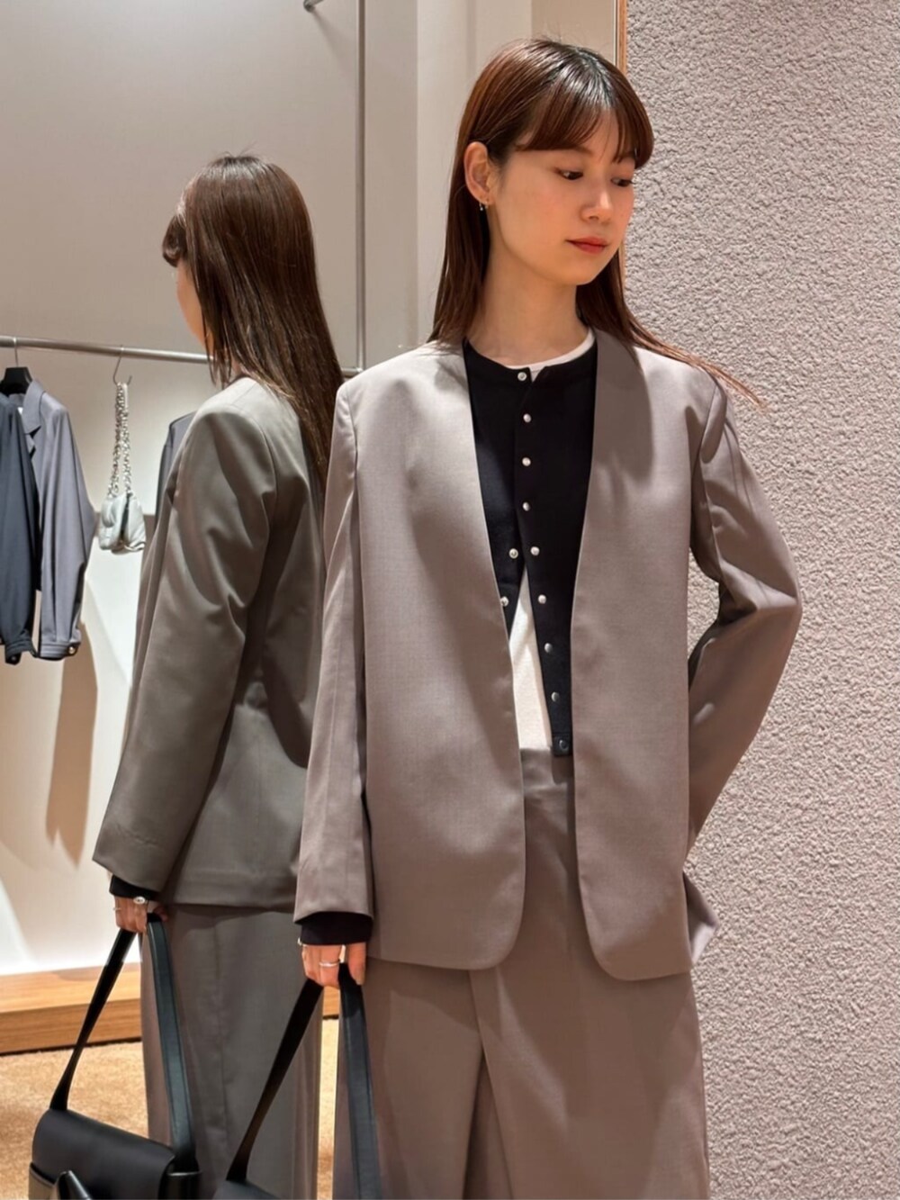 「TOMORROWLAND、トゥモローランド、Edition、Acne Studios、Maison Margiela、ノーカラージャケット、ラップスカート、セットアップ、オケージョン、セレモニー、カーディガン、ロンT」｜「EDITIONのキョウネンフライス クルーネックトップス（Tシャツ/カットソー、ホワイト系）」を使った、Yonemitsu_TOMORROWLANDさん（レディース・166cm）の冬コーディネートの2枚目の写真
