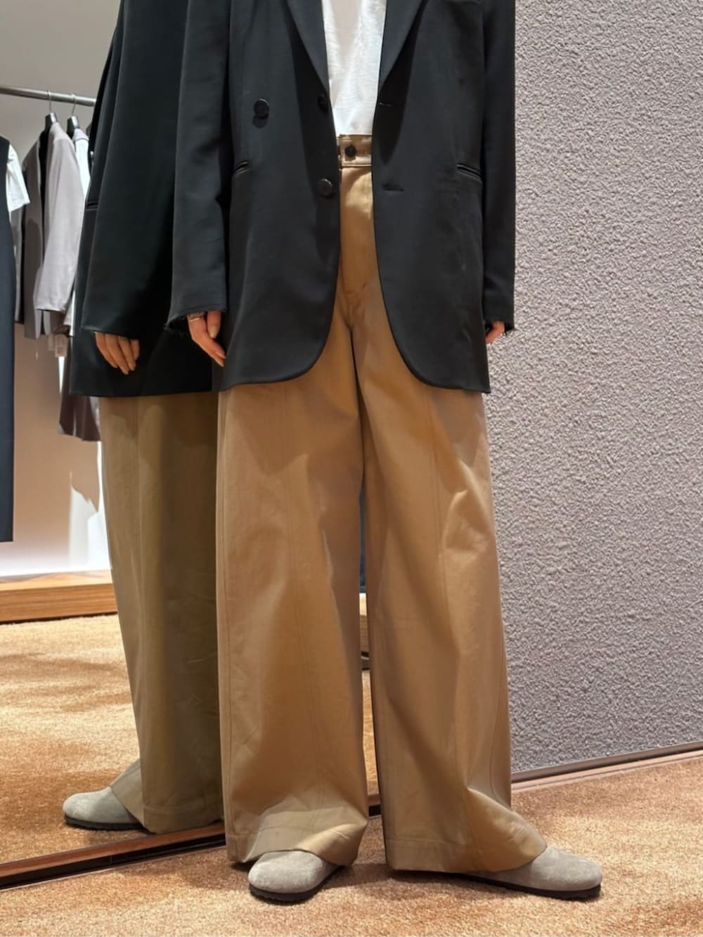 「TOMORROWLAND、トゥモローランド、Edition、HYKE、birkenstock、jil sander、オーバーサイズジャケット、メンズライク、大人カジュアル」｜「EDITIONのコットンギャバ ワイドパンツ（チノパンツ、ベージュ系）」を使った、Yonemitsu_TOMORROWLANDさん（レディース・166cm）の春コーディネートの3枚目の写真