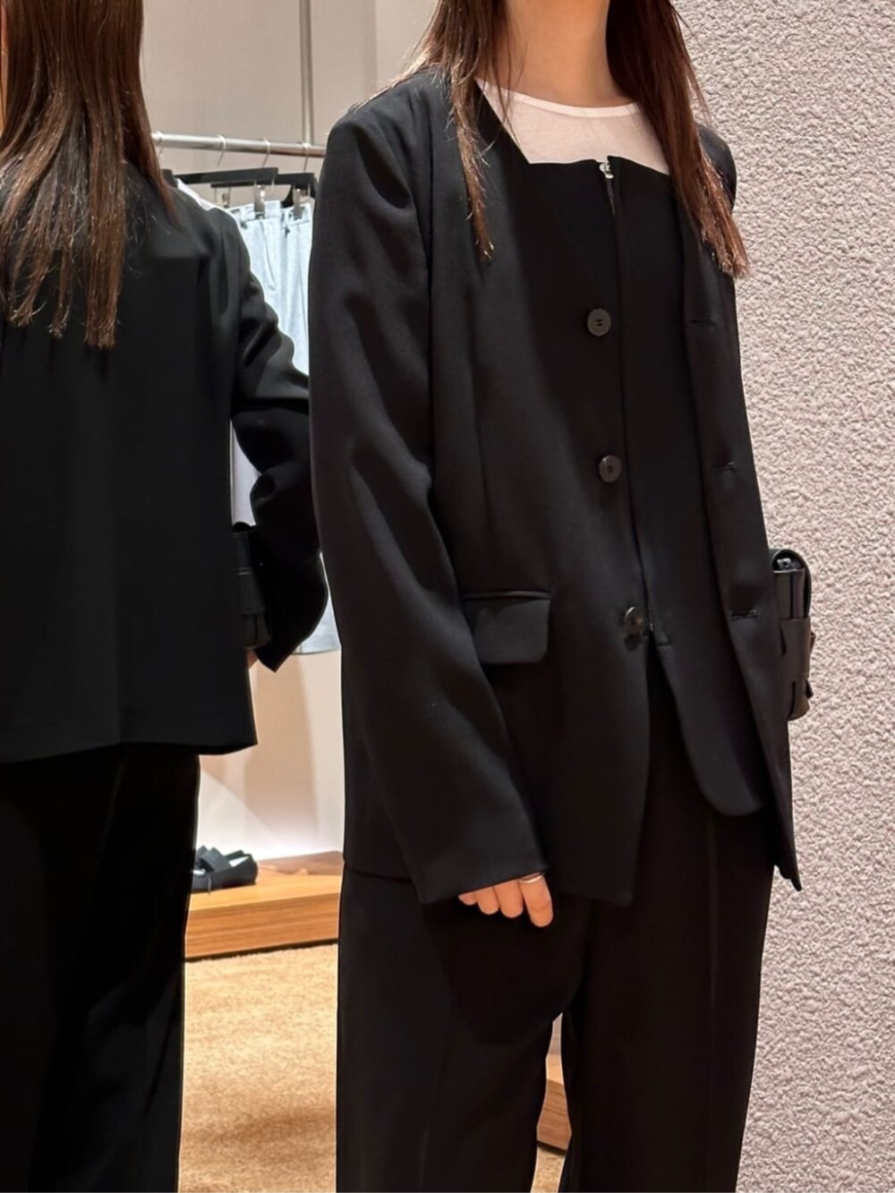 「TOMORROWLAND、トゥモローランド、Edition、Acne Studios、Maison Margiela、ノーカラージャケット、セットアップ、ビスチェ、キャミソール、ジップアップ、レイヤードスタイル、オケージョン、セレモニー、モノトーン」｜「EDITIONのキョウネンフライス クルーネックトップス（Tシャツ/カットソー、ホワイト系）」を使った、Yonemitsu_TOMORROWLANDさん（レディース・166cm）の冬コーディネートの3枚目の写真