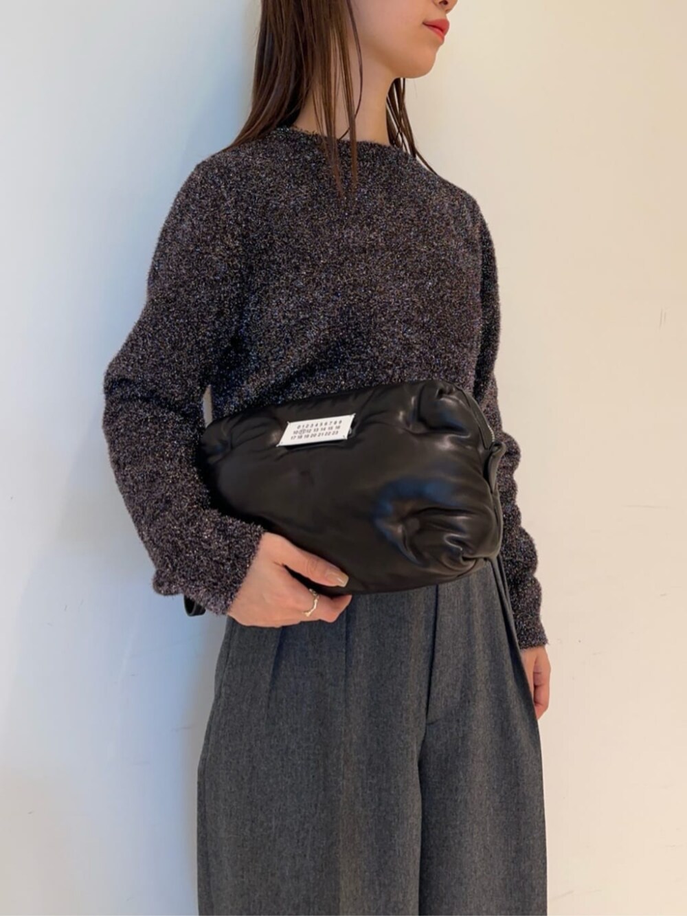 「TOMORROWLAND、トゥモローランド、Edition、Maison Margiela、ラメニット、スラックス、ワイドパンツ、ワントーンコーデ、大人カジュアル」｜「EDITIONの【WEB先行予約】グリッターニット クルーネックプルオーバー（ニット/セーター、シルバー系）」を使った、Yonemitsu_TOMORROWLANDさん（レディース・166cm）の秋コーディネートの3枚目の写真