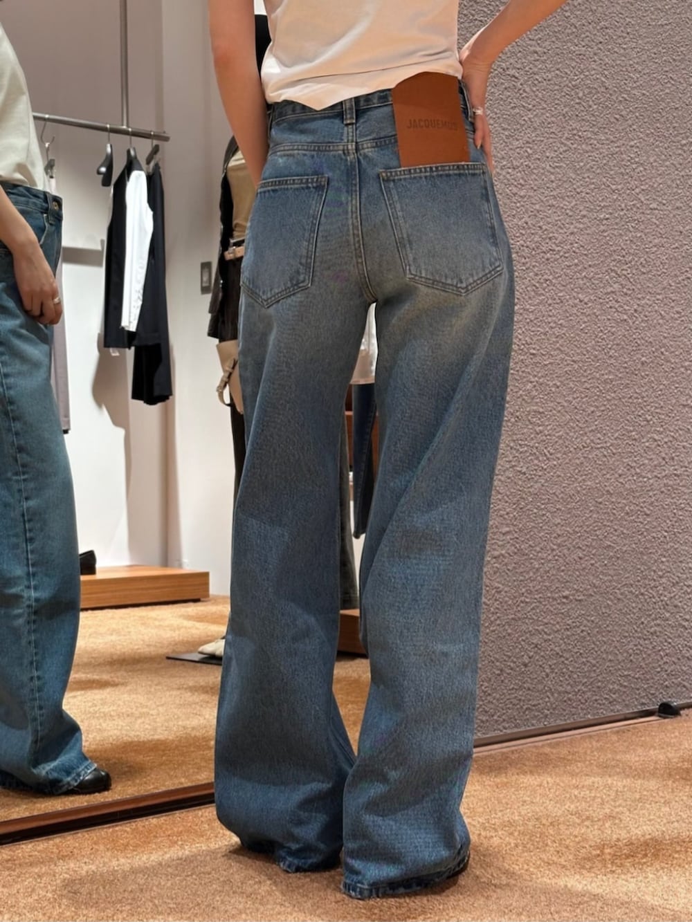 「TOMORROWLAND、トゥモローランド、Edition、JACQUEMUS、Maison Margiela、ノーカラージャケット、デニム、大人カジュアル、デイリーカジュアル」｜「EDITIONのウールトロピカル ノーカラージャケット（ノーカラージャケット、ブラック系）」を使った、Yonemitsu_TOMORROWLANDさん（レディース・166cm）の春コーディネートの5枚目の写真