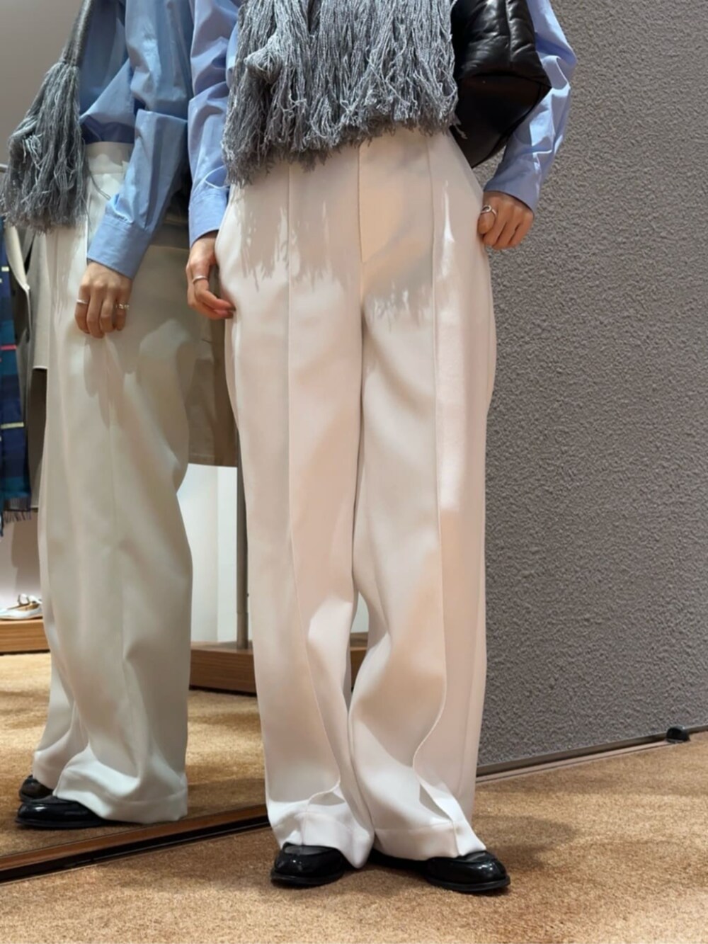 「TOMORROWLAND、トゥモローランド、Edition、HYKE、Maison Margiela、aeyde、タイ付きシャツ、ボウタイシャツ、ニットベスト」｜「EDITIONのスーピマコットン スカーフタイブラウス（シャツ/ブラウス、ブルー系）」を使った、Yonemitsu_TOMORROWLANDさん（レディース・166cm）の冬コーディネートの5枚目の写真