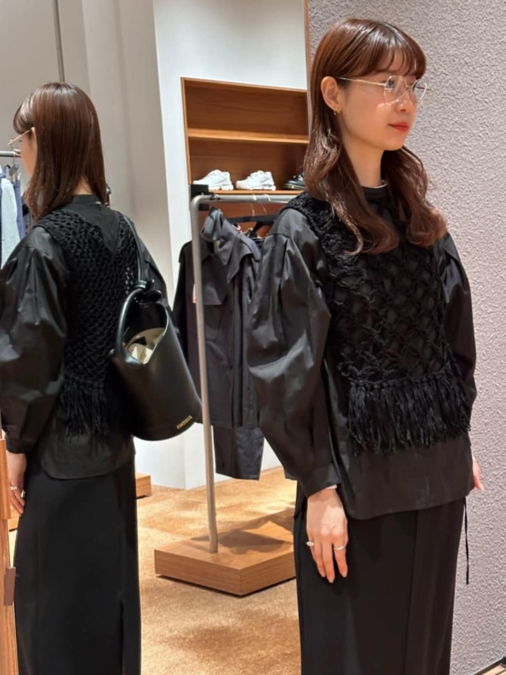 「TOMORROWLAND、トゥモローランド、Edition、JACQUEMUS、sergio rossi、BOTTEGA VENETA、ブラウス、バルーンスリーブ、ニットベスト、フリンジニット、ハンドニット、オールブラック、ワントーンコーデ」｜「EDITIONのフリンジニット ノースリーブトップス（ベスト、ブラック系）」を使った、Yonemitsu_TOMORROWLANDさん（レディース・166cm）の冬コーディネートの3枚目の写真