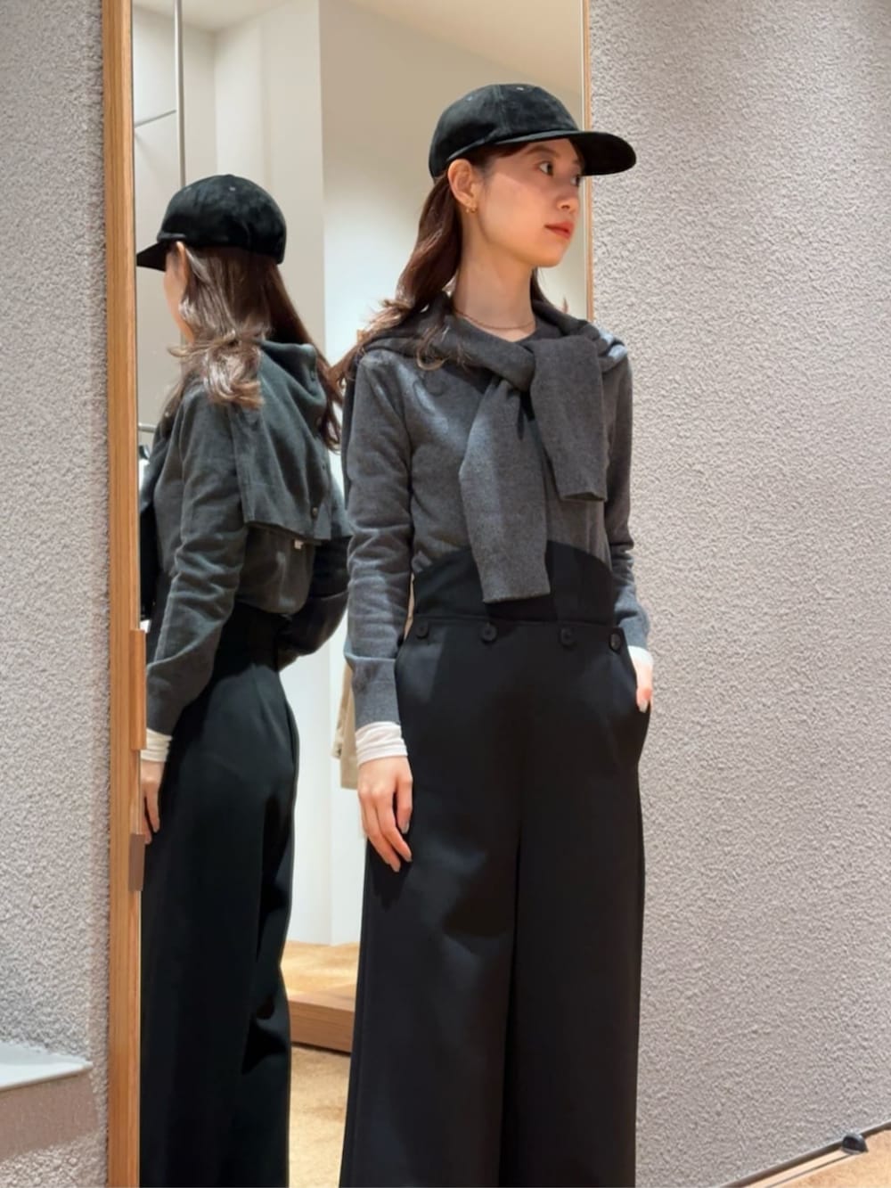 「TOMORROWLAND、トゥモローランド、Edition、Maison Margiela、KIJIMA TAKAYUKI、アンサンブル、カーディガン、クルーネックニット、シアートップス、ハイウエストパンツ、マリンパンツ、モノトーン、大人カジュアル」｜「EDITIONのウールサテン ハイウエストマリンパンツ（その他パンツ、ブラック系）」を使った、Yonemitsu_TOMORROWLANDさん（レディース・166cm）の秋コーディネートの2枚目の写真