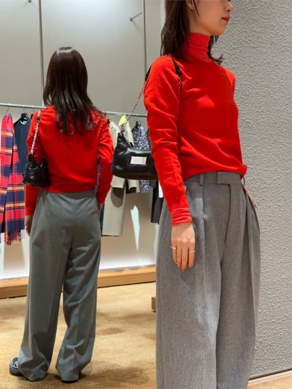 「TOMORROWLAND、トゥモローランド、Edition、SALOMON、Maison Margiela、レッド、レイヤードスタイル、タックパンツ、スラックス」｜「EDITIONのエクストラファインウール クルーネックプルオーバー（ニット/セーター、レッド系）」を使った、Yonemitsu_TOMORROWLANDさん（レディース・166cm）の冬コーディネートの3枚目の写真