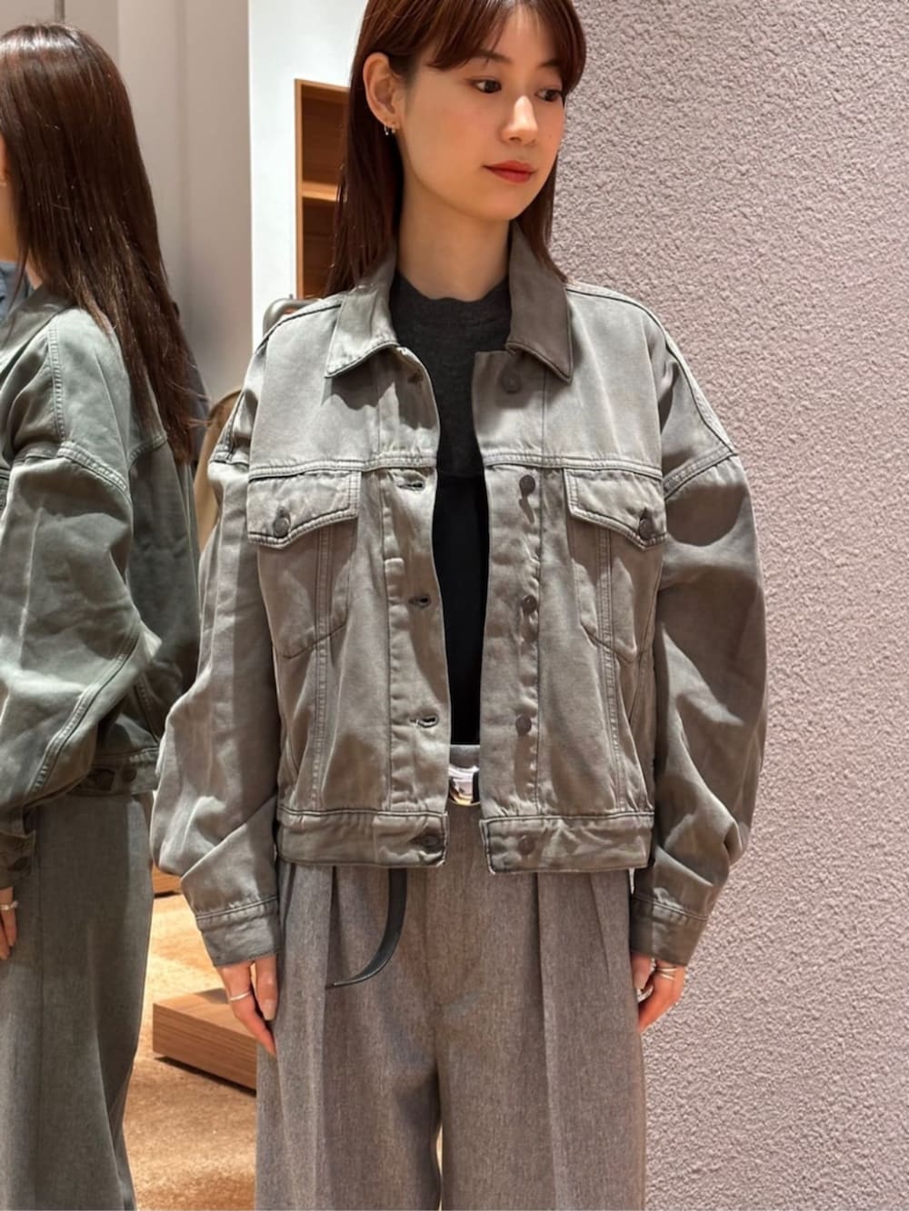 「TOMORROWLAND、トゥモローランド、Edition、Acne Studios、Déhanche、サテンキャミ、キャミソール、スラックス、タックパンツ、レイヤードスタイル、大人カジュアル」｜「EDITIONのポプリンメルトン 2タックワイドスラックス（スラックス、グレー系）」を使った、Yonemitsu_TOMORROWLANDさん（レディース・166cm）の冬コーディネートの3枚目の写真