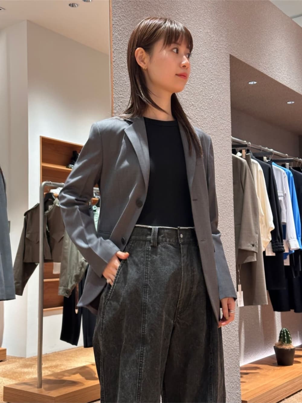 「TOMORROWLAND、トゥモローランド、Edition、HYKE、Maison Margiela、テーラードジャケット、デニム、ブラックデニム、大人カジュアル、モノトーン」｜「EDITIONのゼニアトラベラー テーラードジャケット（テーラードジャケット、グレー系）」を使った、Yonemitsu_TOMORROWLANDさん（レディース・166cm）の冬コーディネートの3枚目の写真