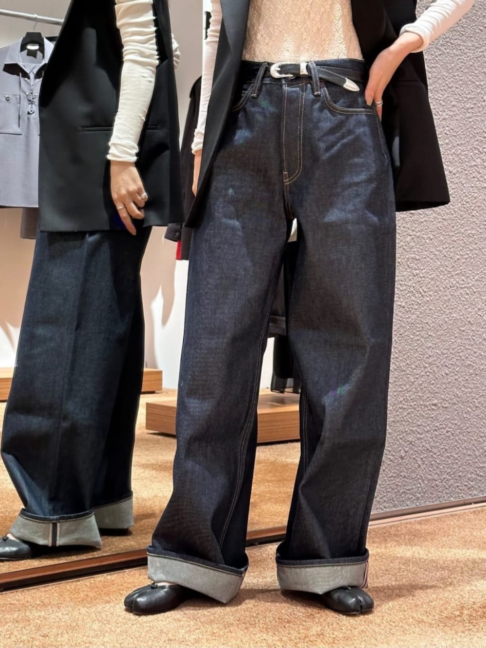 「TOMORROWLAND、トゥモローランド、Edition、AcneStudios、Maison Margiela、SIMONE WILD、ジレ、キャミソール、ビスチェ、デニム、大人カジュアル」｜「EDITIONのウールシャンブレー ワイドラペルジレ（ベスト、ブラック系）」を使った、Yonemitsu_TOMORROWLANDさん（レディース・166cm）の冬コーディネートの5枚目の写真